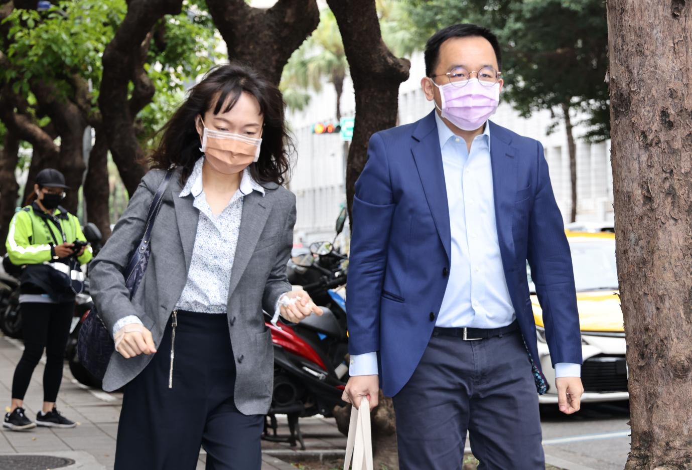 最高法院26日駁回陳致中、黃睿靚的上訴，陳致中判刑1年定讞得入獄。圖為兩人去年更二審出庭資料照片／林啟弘攝