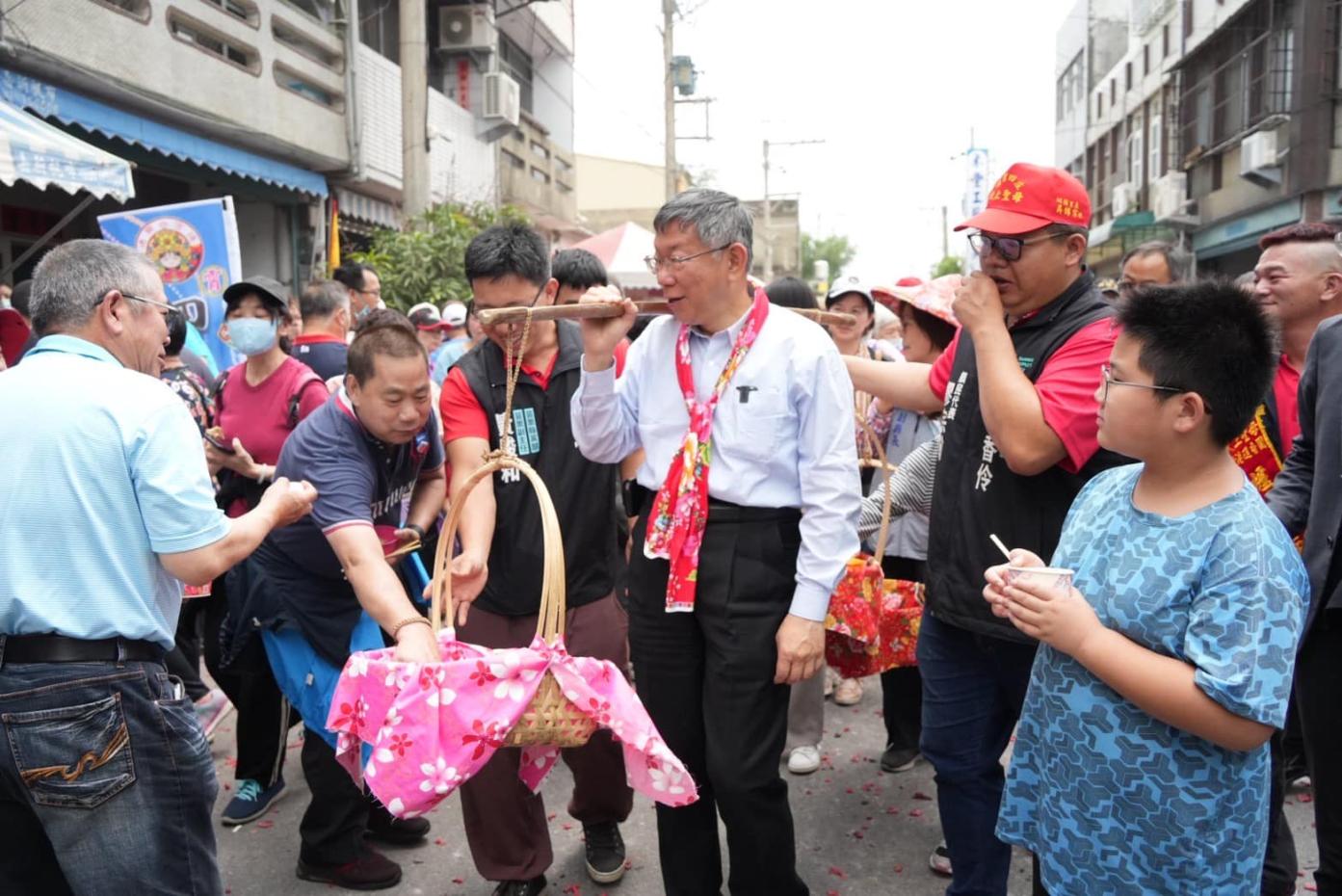 柯文哲一連2天到中部參加宗教遶境活動。翻攝柯文哲臉書