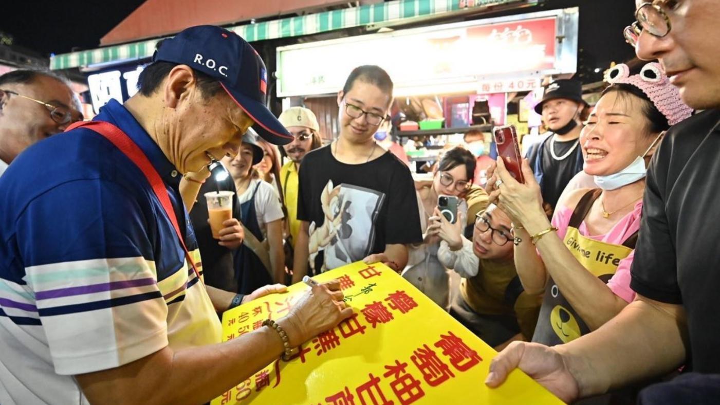 郭台銘（左）2日南下高雄座談，晚上特地到夜市用餐，不少民眾認出他要求合影簽名。翻攝郭台銘臉書