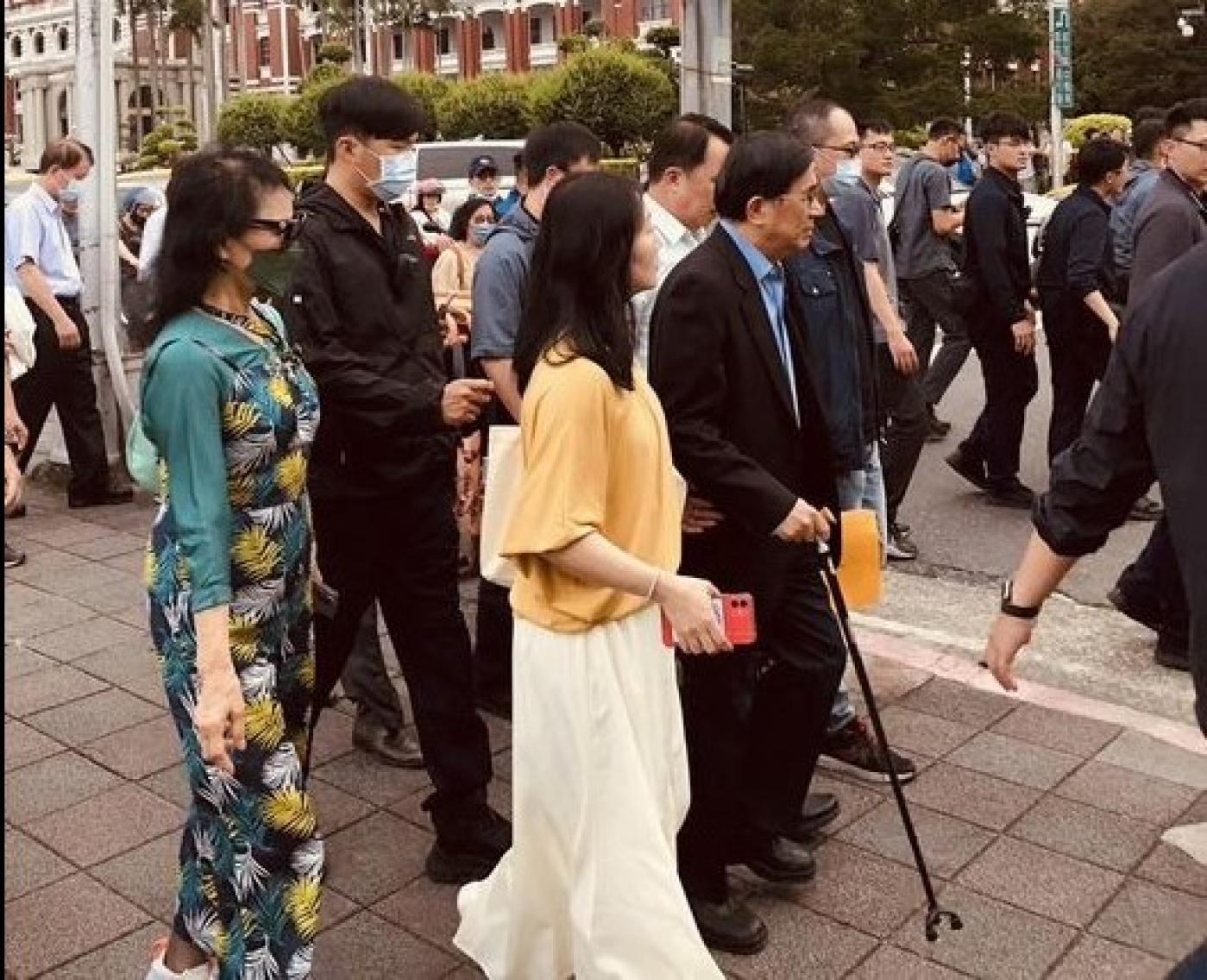   陳水扁2日拄著拐杖走上凱道請願。翻攝矢板明夫臉書
