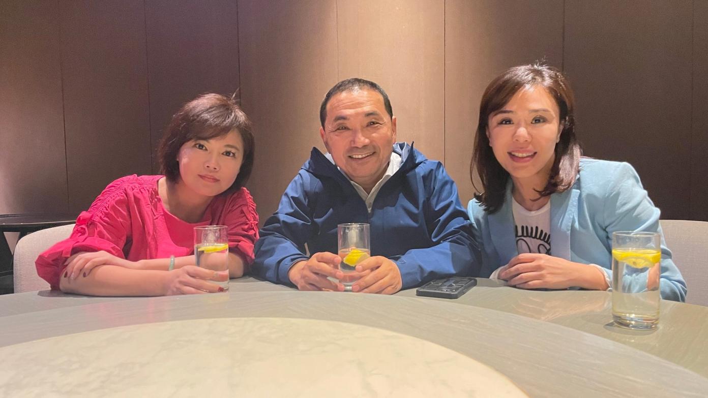 游淑慧（左）宣布退出立委初選，禮讓李彥秀（右）。翻攝李彥秀臉書