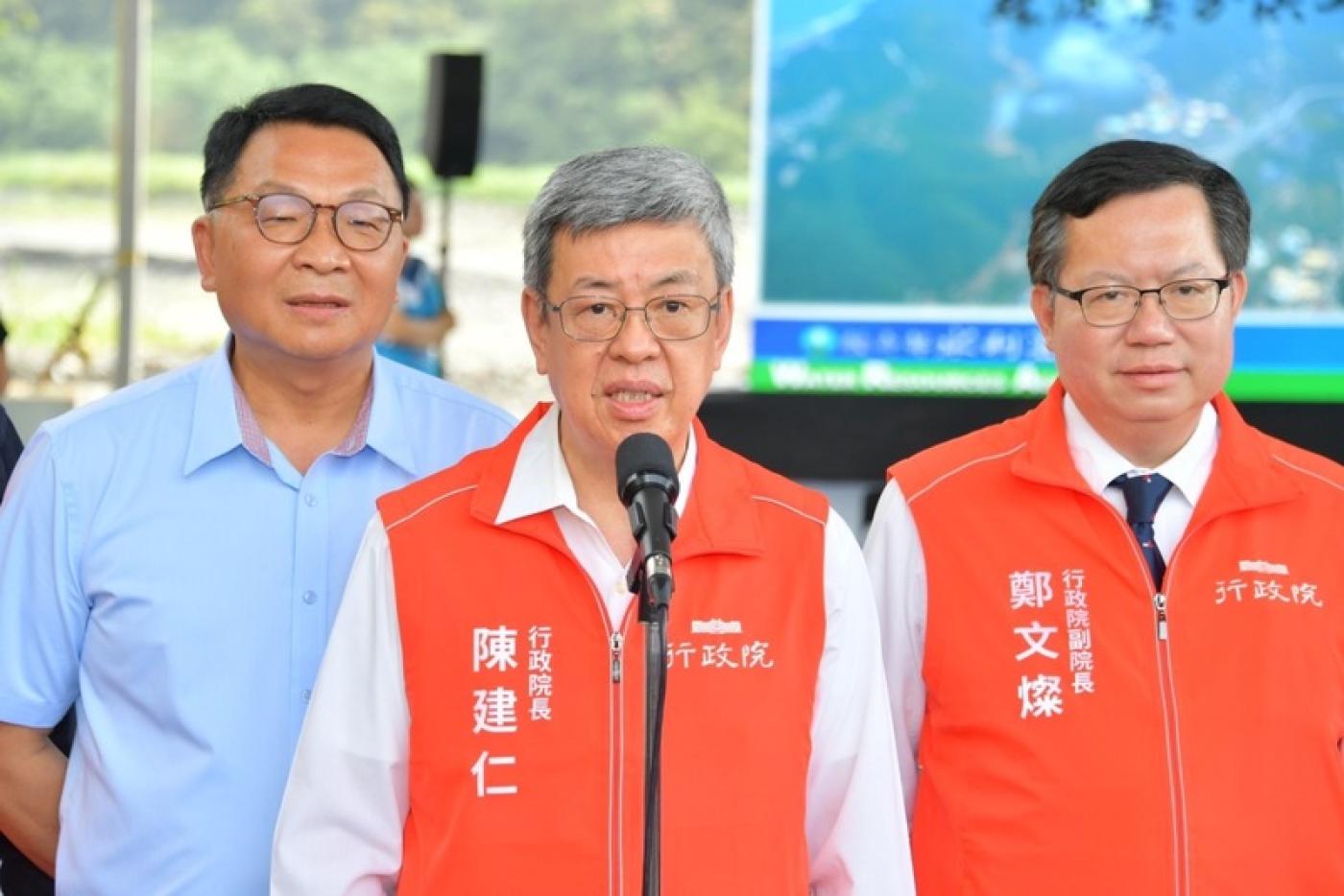 行政院長陳建仁表示，近來雞蛋與豬肉價格都已平穩，政府會繼續監控物價狀況，做最好調整。右為行政院副院長鄭文燦。行政院提供