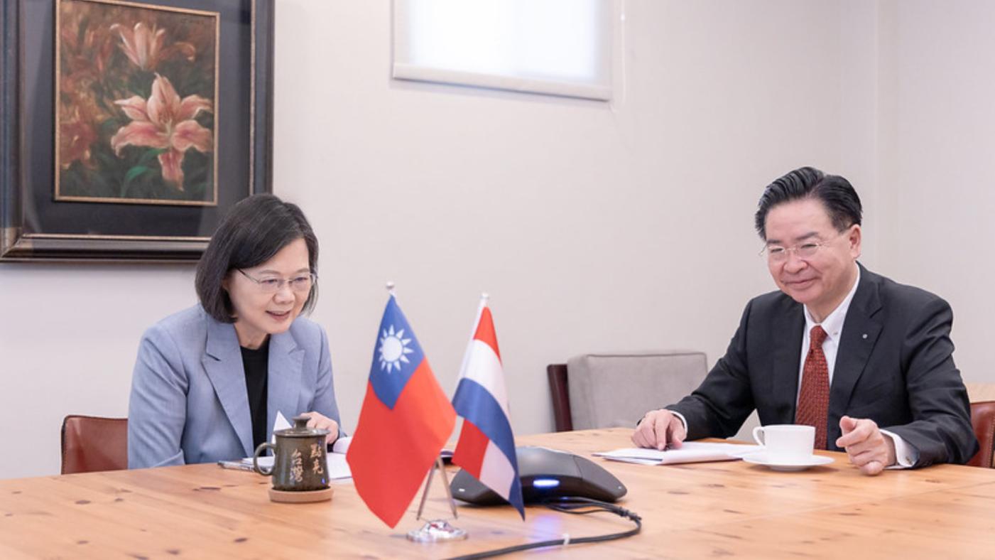蔡總統5日與巴拉圭總統當選人貝尼亞通話約20分鐘，外交部長吳釗燮也在旁陪同。總統府提供