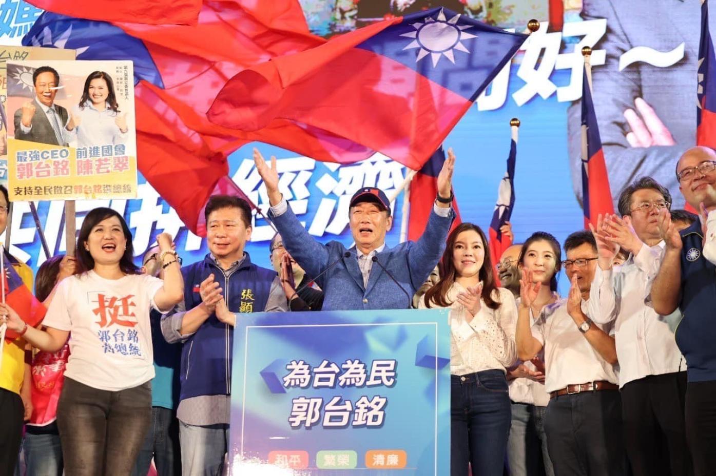 郭台銘7日在高雄市鳳山舉辧首場大型造勢晚會，現場湧入上萬人潮。翻攝郭台銘臉書