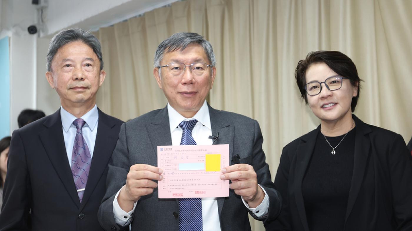 柯文哲（中）8日上午親自到民眾黨中央黨部 登記參選總統。右為前台北市副市長黃珊珊。中央社