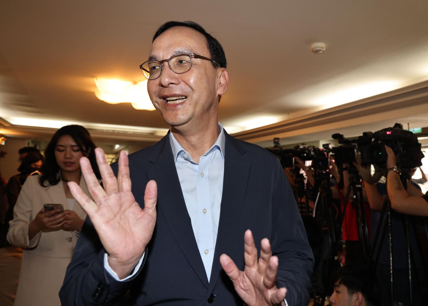 國民黨主席朱立倫8日表示，總統候選人徵召標準，會參考民調，同時也會徵詢重要意見領袖，包括縣市長、立委的意見。資料照片