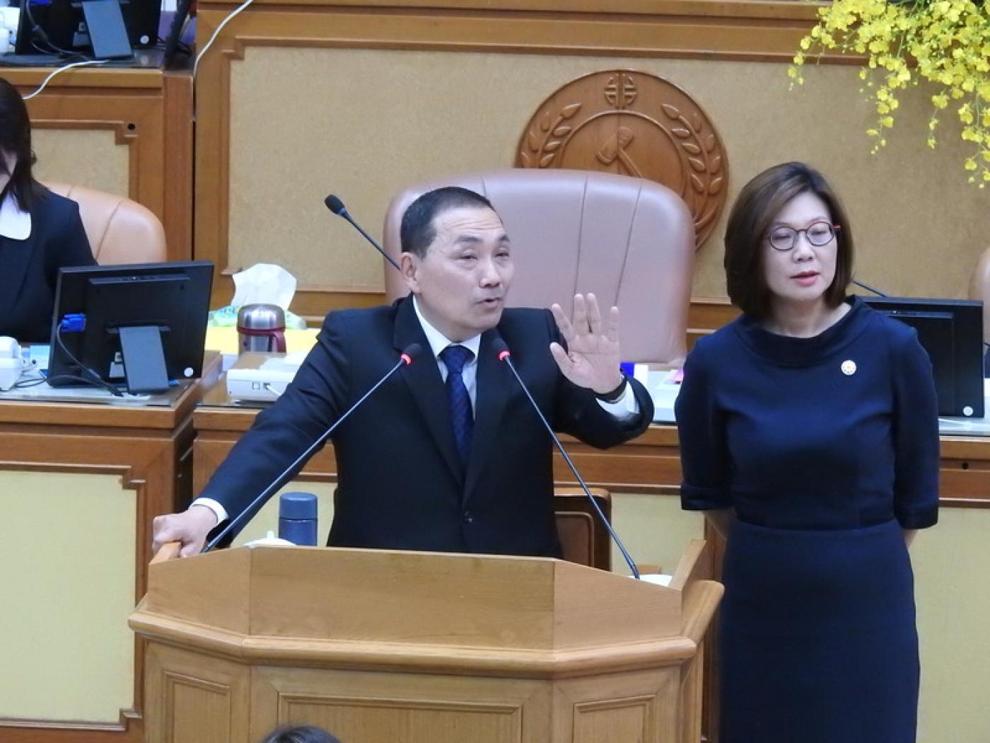 新北市長侯友宜（中）8日到新北市議會接受總質詢。中央社