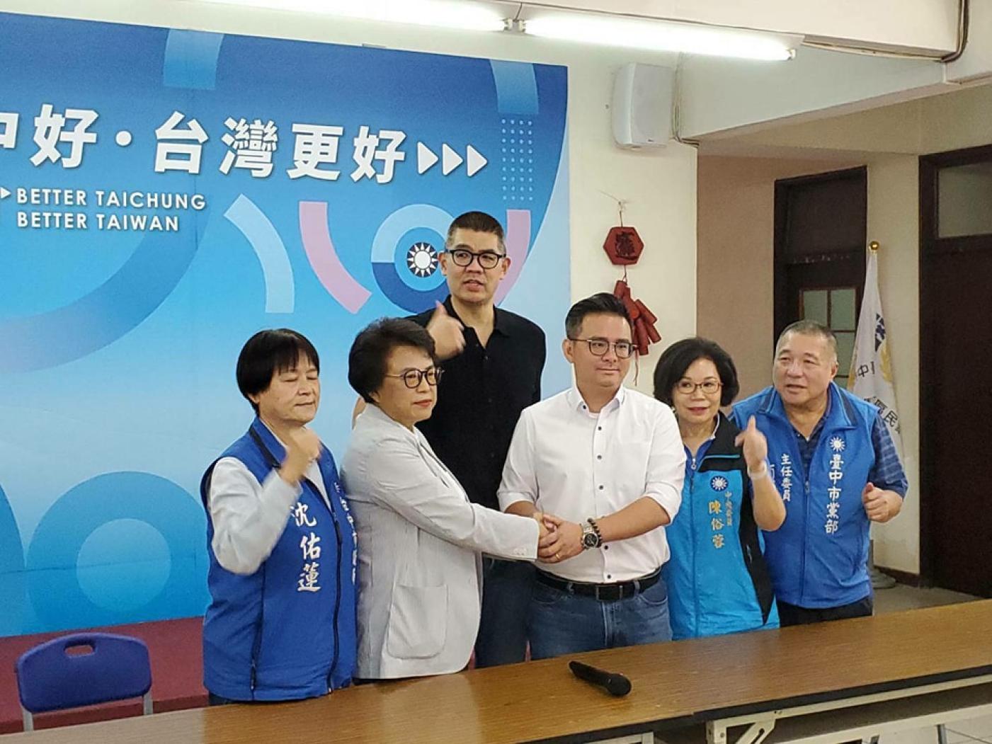 國民黨副主席連勝文(左3)居中協調，前立委沈智慧(左2)宣布退出立委初選。翻攝國民黨台中市黨部臉書