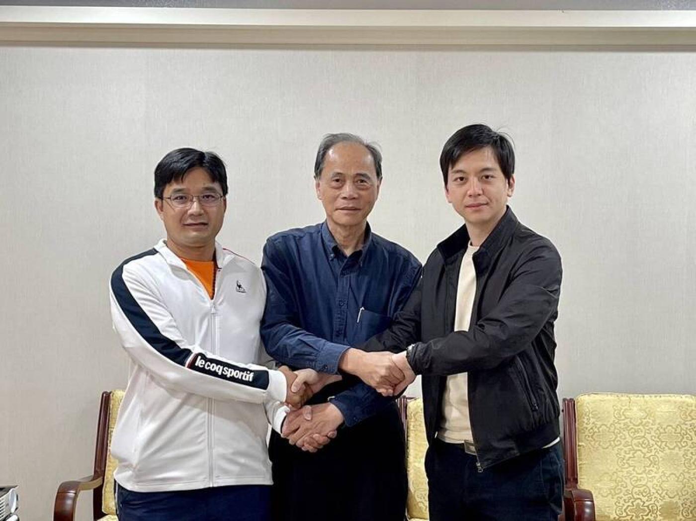 國民黨桃園立委第一選區初選民調落幕，市議員牛煦庭（右）擊敗21全黨代表陳文吉（左）出線，兩人和主委黃敏恭（中）握手表示團結。桃園市黨部提供