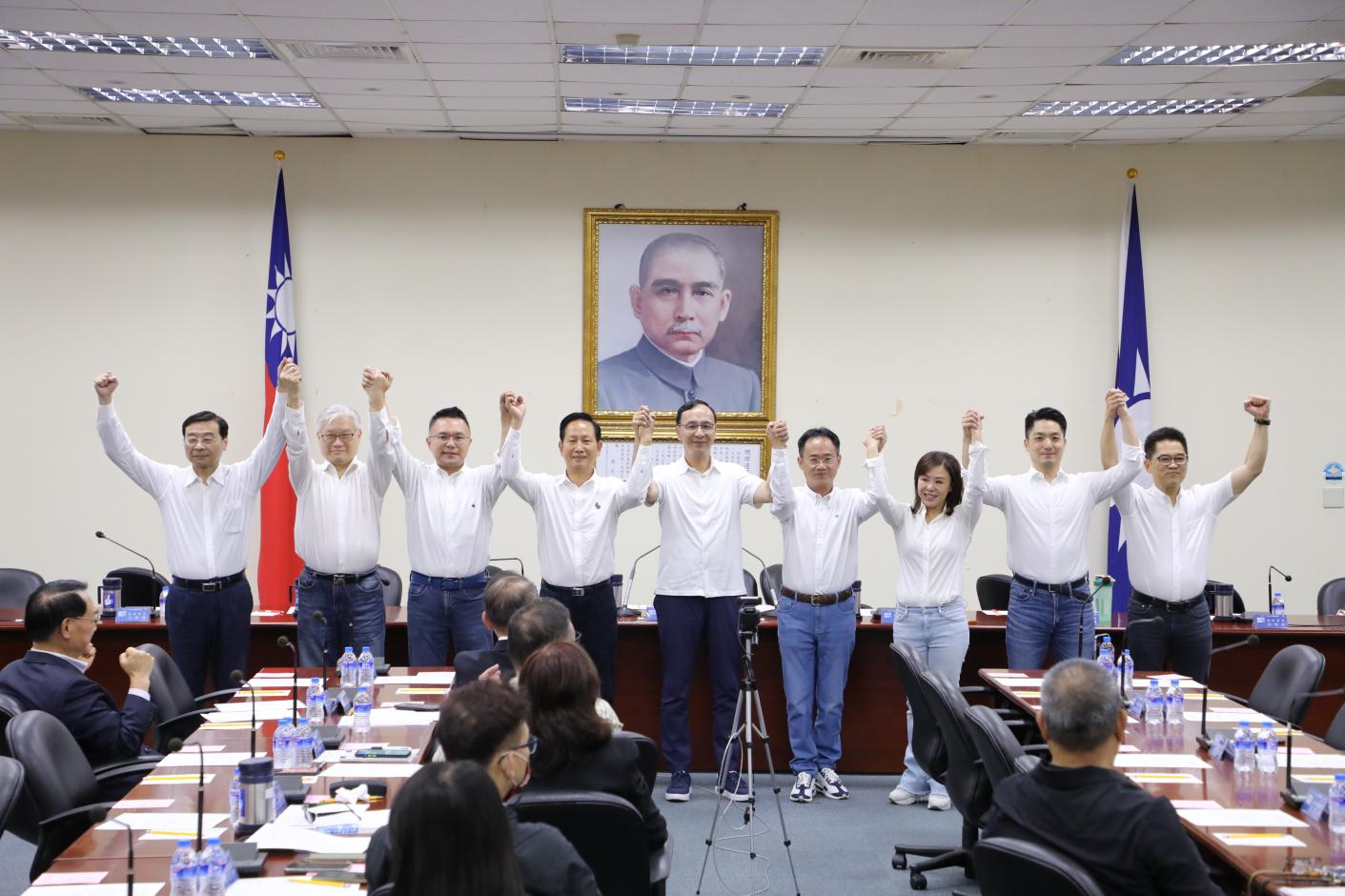 朱立倫（右5）批蔡政府應為擋疫苗道歉。國民黨提供