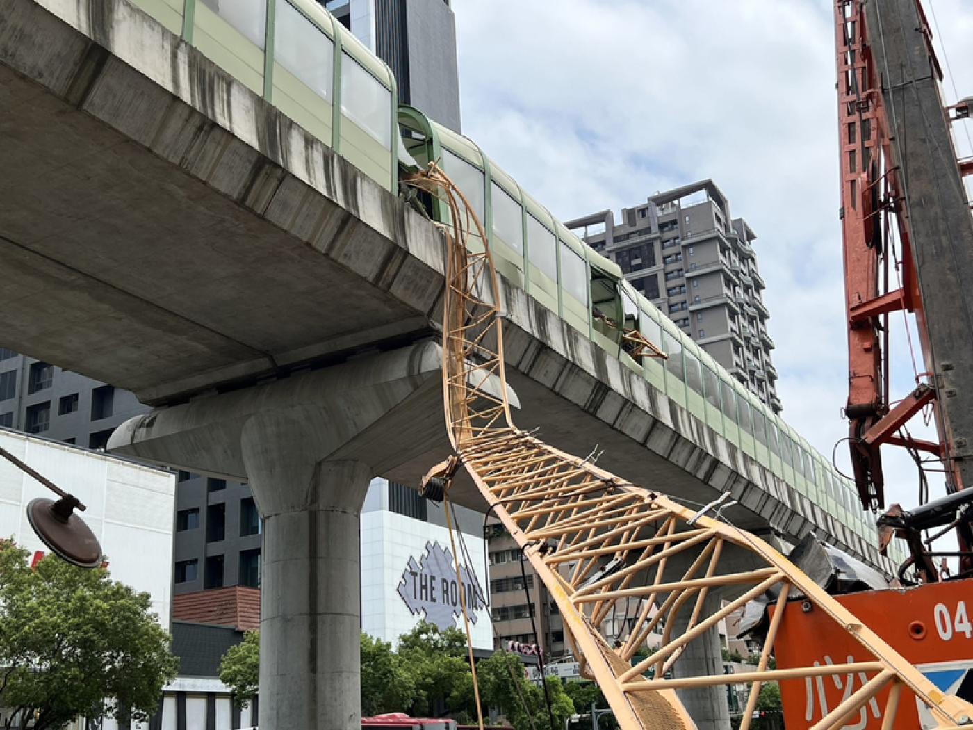 台中捷運一輛行駛中列車遭施工吊臂砸中，造成一死八傷。中央社