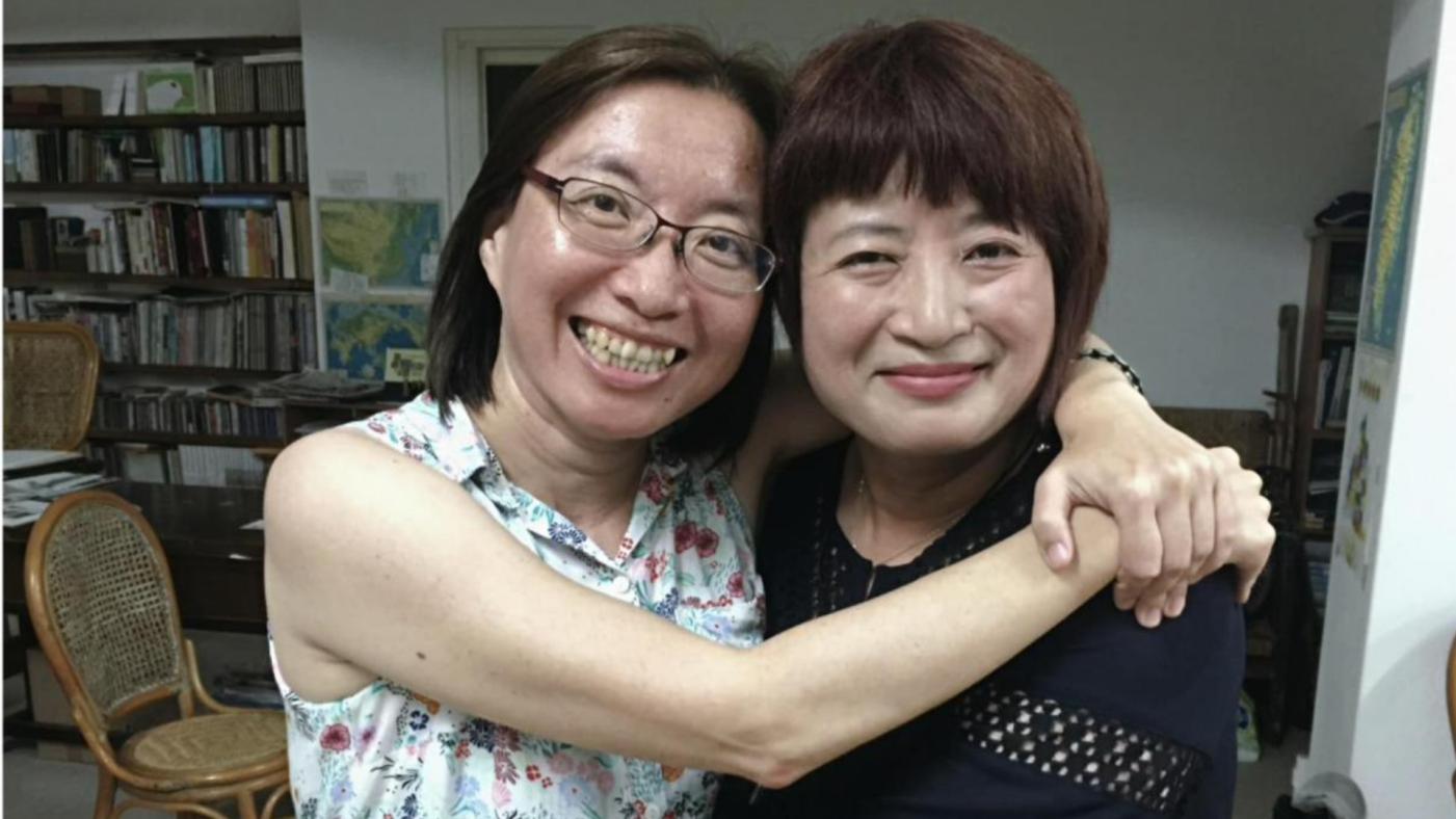 民進黨立委蔡培慧(右)在臉書貼出和林淑雅(左)的照片，表示自己不能接受這個噩耗。翻攝蔡培慧臉書