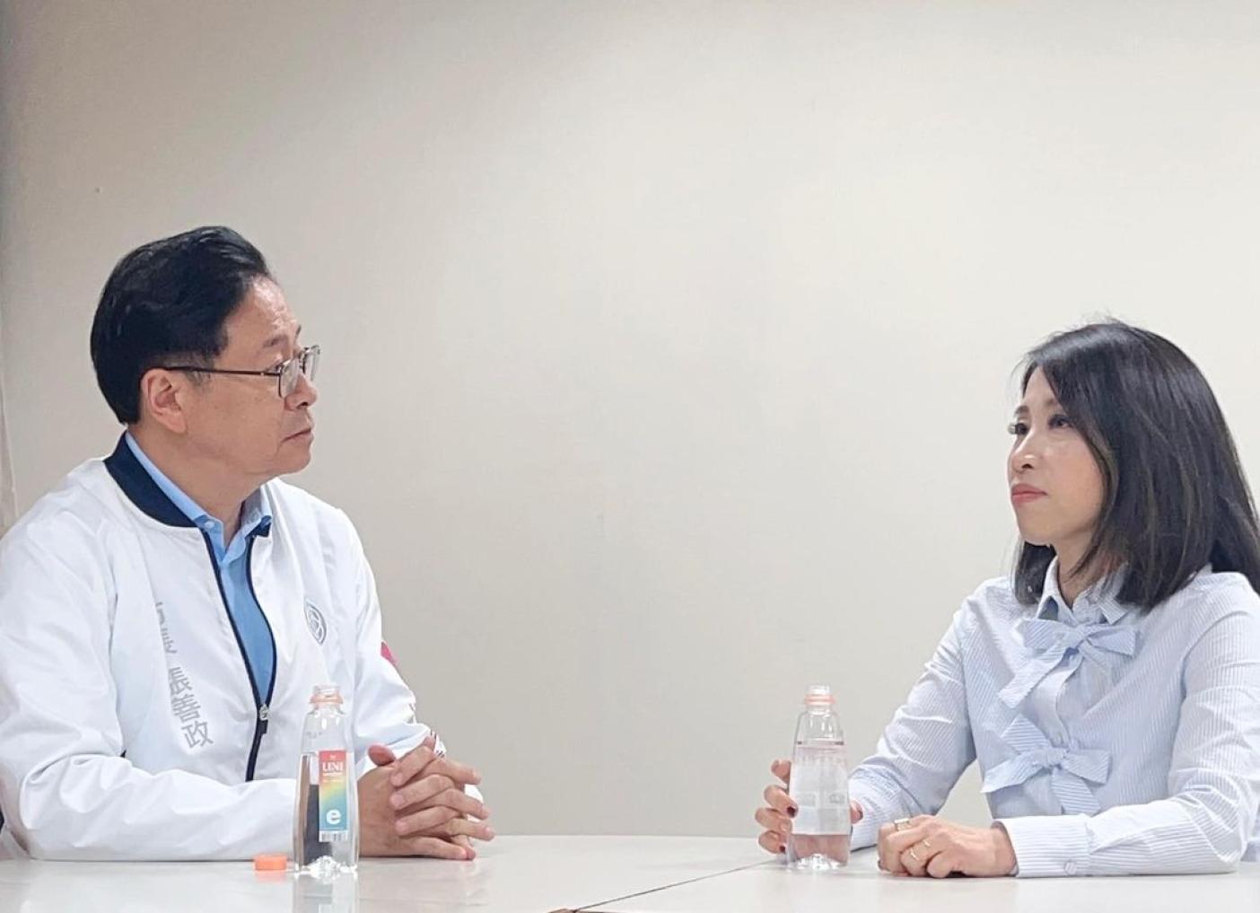 桃園市議員舒翠玲(右)宣布退出國民黨桃園立委初選。翻攝舒翠玲臉書