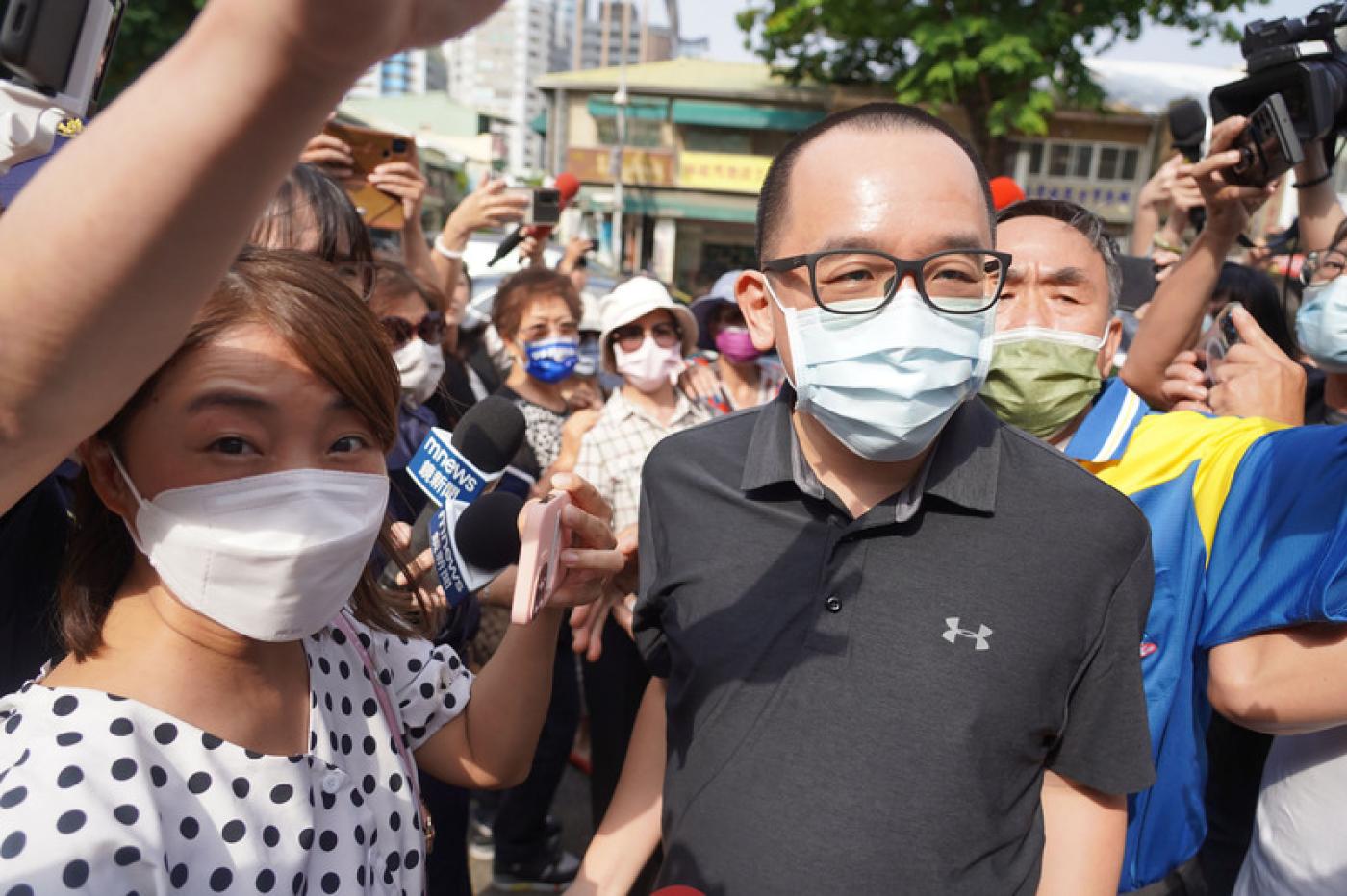 高雄市前議員陳致中(右)因洗錢案判刑定讞，他今天事先理好頭髮，前往雄檢報到發監。中央社