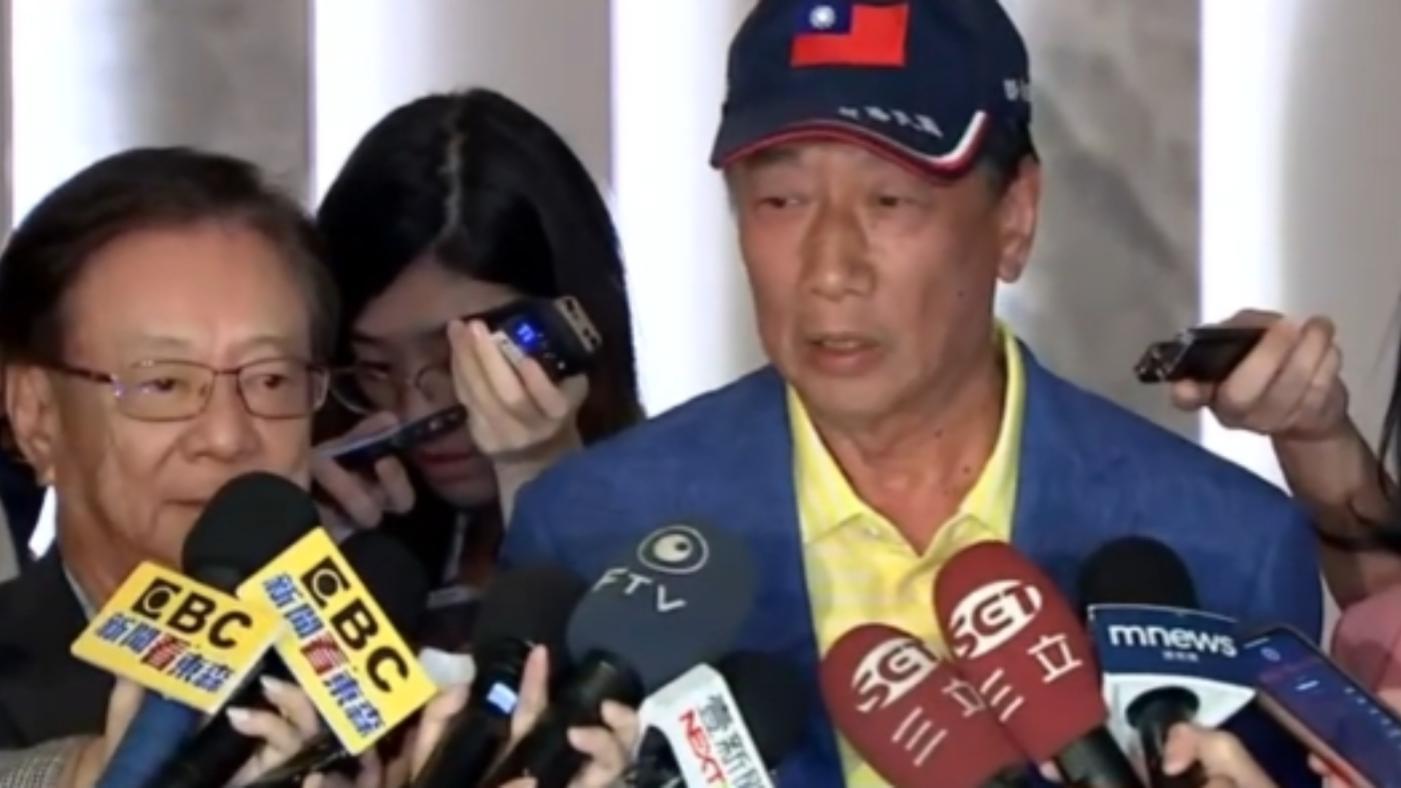 宣明智（左 ）8日晚間宴請國民黨立委，郭台銘（右）親自到場致意。翻攝畫面