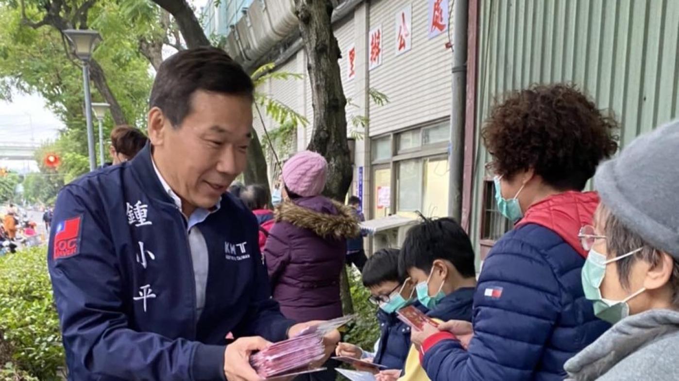 有意參選中正萬華立委的台北市議員鍾小平(左)說國民黨不會禮讓于美人。翻攝鍾小平臉書