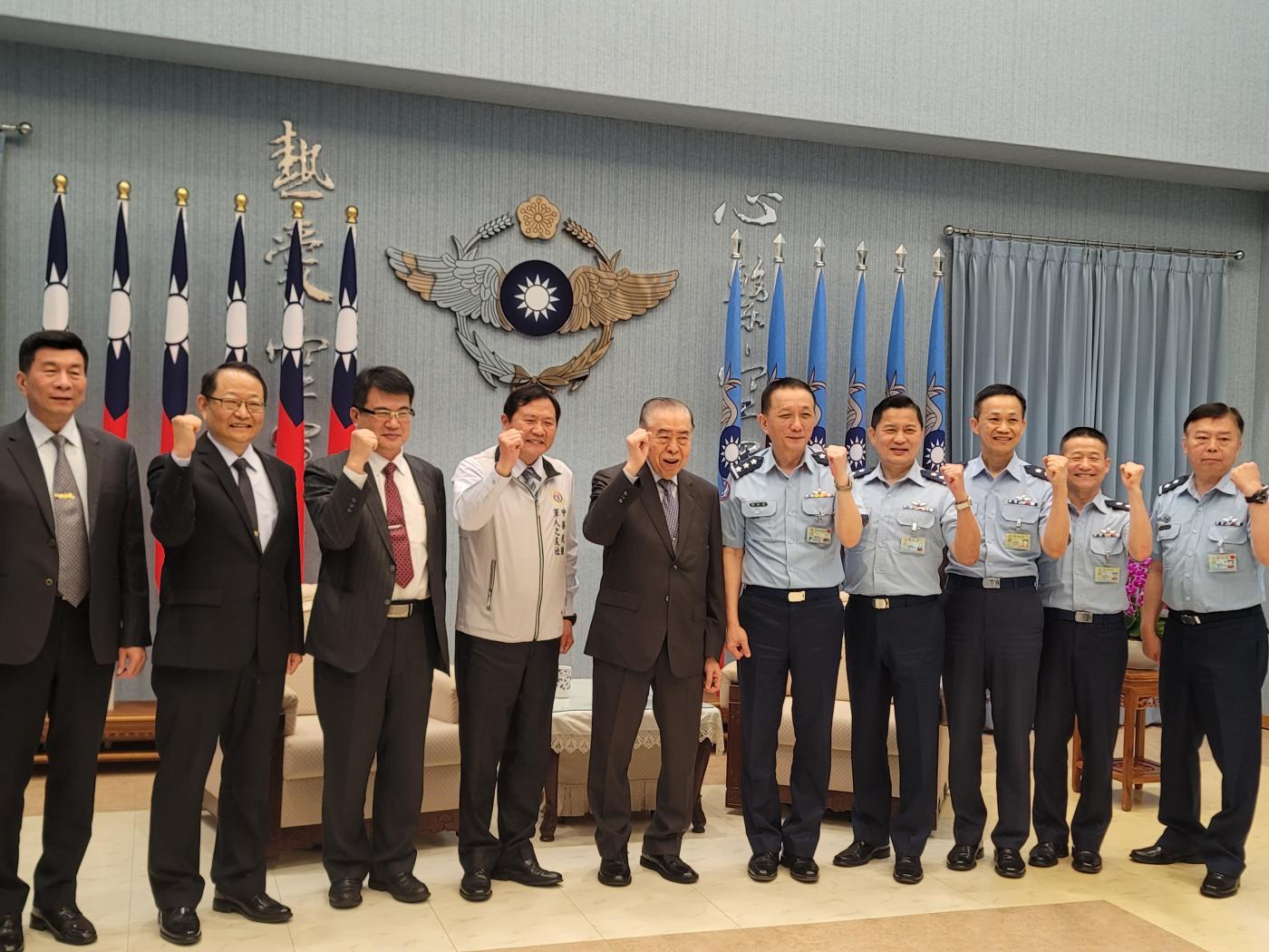中華民國軍人之友社榮譽理事長李棟樑(左5)率敬軍團感謝空軍官兵捍衛領空。王烱華攝