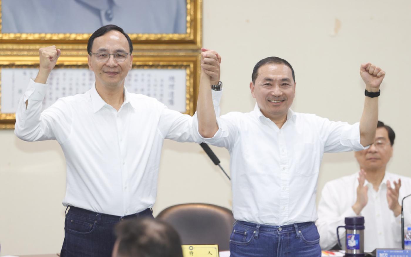 國民黨黨主席朱立倫（前左）17日 宣布正式徵召新北市長侯友宜（前右）參選 2024總統，盼大家一起團結努力，團結勝選。中央社