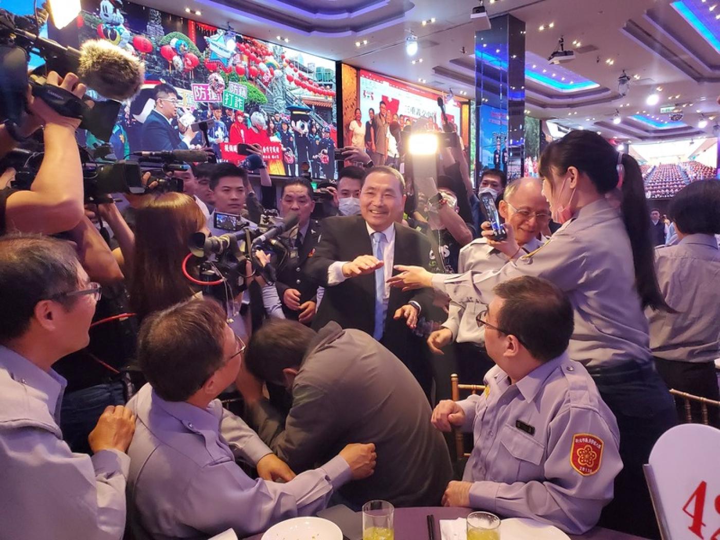 新北市長侯友宜17日獲國民黨徵召參選2024總統後，傍晚出席新北市民力任務隊聯合布達典禮活動， 參與人員爭相握手，場面熱烈。中央社