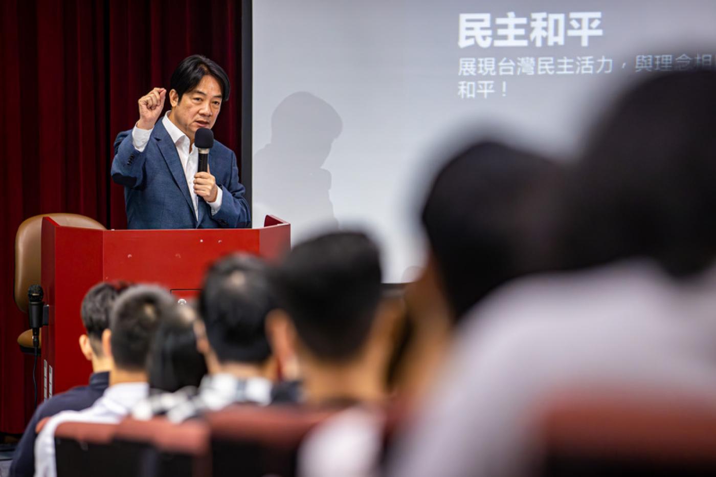 賴清德16日到政治大學出席「政治進入大學！？-青年與主席有約」活動，與學生分享民進黨的政治理念。中央社