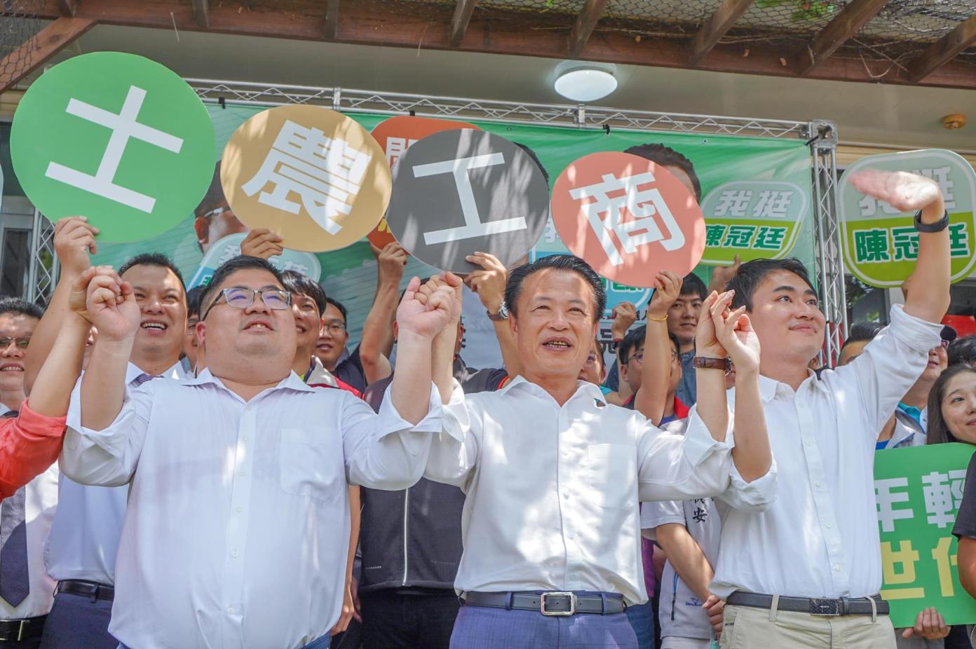 民進黨嘉義縣黨部今舉行「年輕世代、開拓新局」推薦立委參選人記者會，縣長翁章梁(中)推薦立委參選人蔡易餘(左)、陳冠廷(右)。翻攝陳冠廷臉書