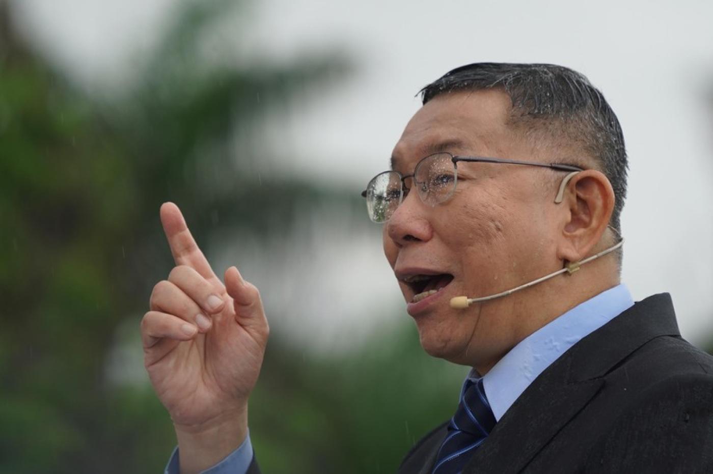 台灣民眾黨主席柯文哲今在大雨中宣布參選總統。中央社