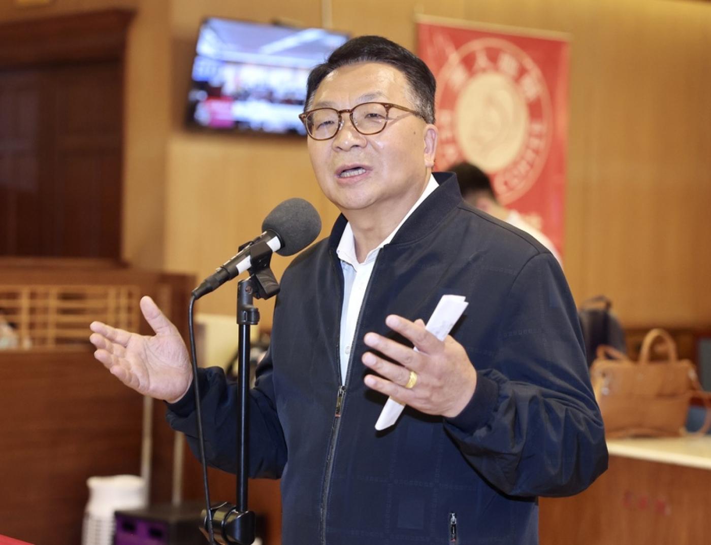 民進黨立委陳歐珀22日強調，政治的追殺及影射，已經對他進行人格摧毀，為了捍衛清白及 顧全政治大局，正式宣布退出2024年立委選舉。中央社