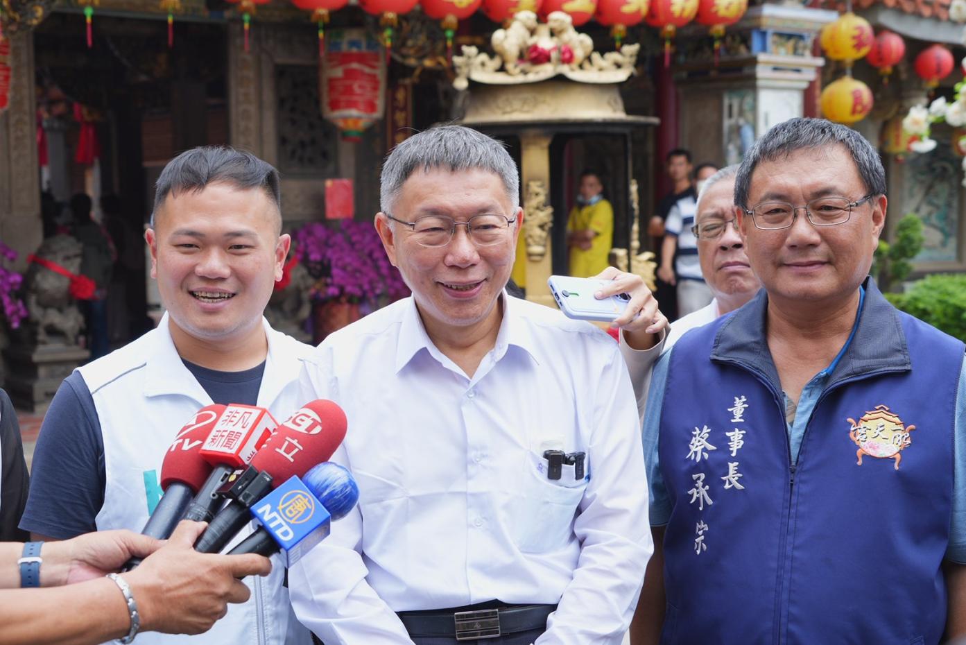 台灣民眾黨主席柯文哲(中)赴嘉義配天宮參拜，被解讀是到侯友宜本命區拔樁，柯說這是沒有意義的話。台灣民眾黨提供