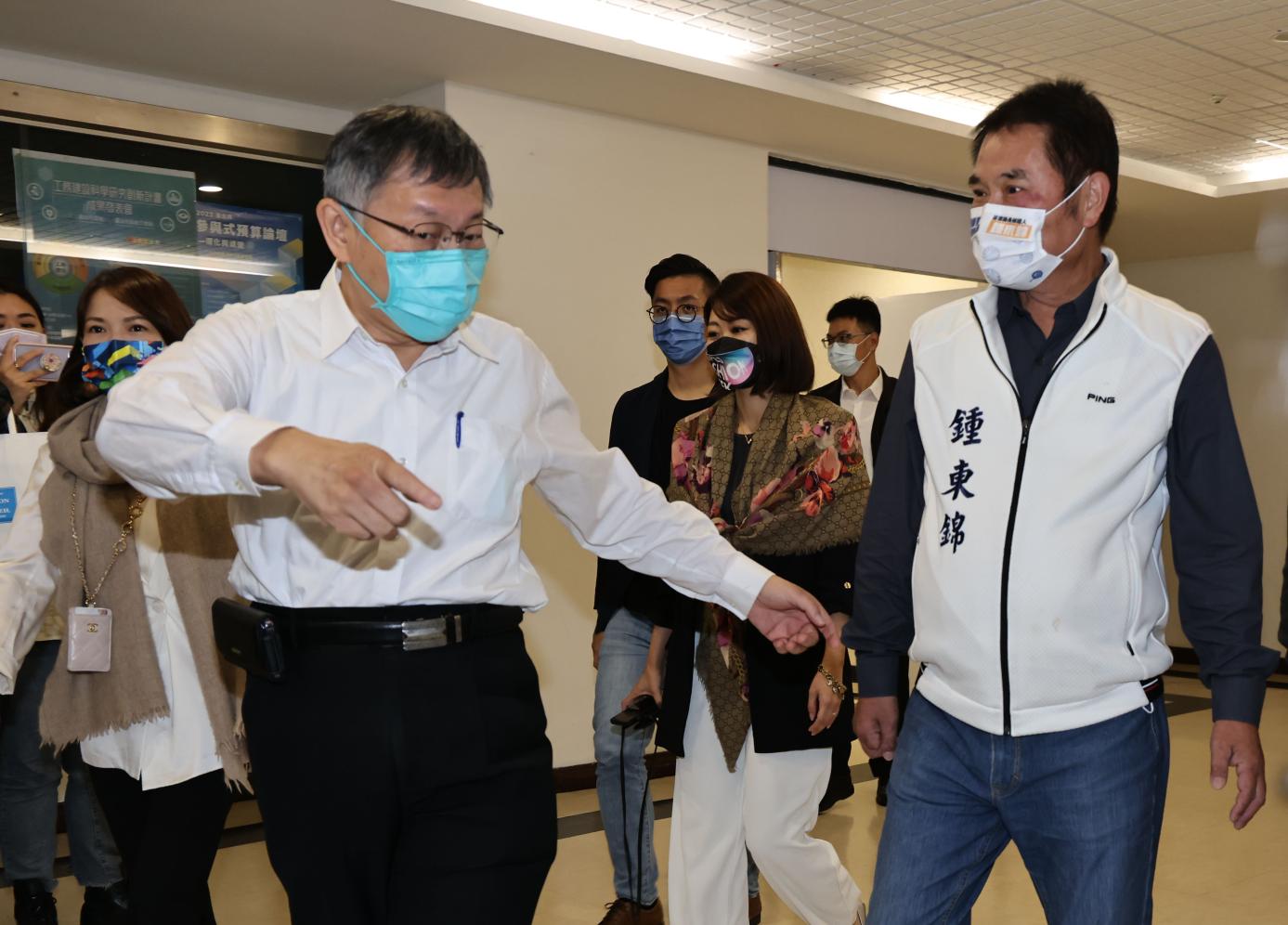 去年鍾東錦拜訪台北市政府，時任市長的柯文哲親自接待。資料照片／林啟弘攝