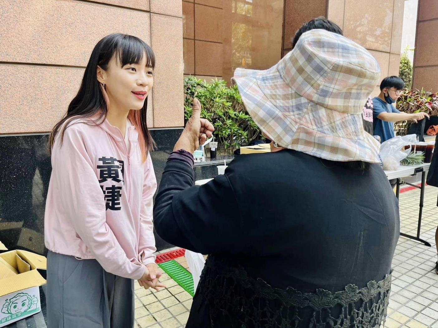 周玉蔻在臉書上表示，高雄市議員黃捷將接棒民進黨立委劉世芳。翻攝黃捷臉書