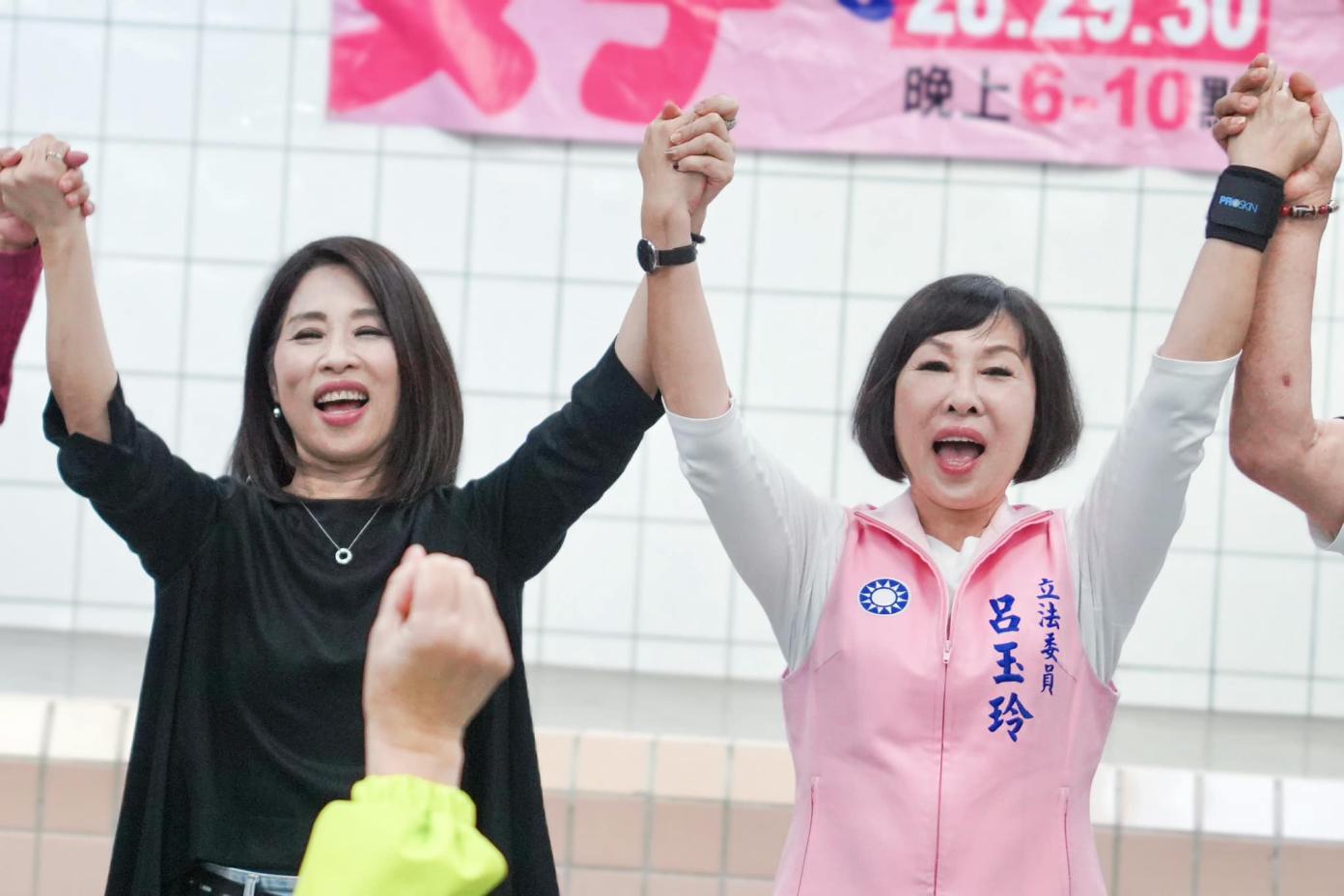 國民黨桃園立委初選，市議員黃敬平聲請假處分要求暫停民調，立委呂玉玲(右)將寄存證信函，圖為退出初選的市議員舒翠玲(左)和呂玉玲牽手象徵團結。翻攝呂玉玲臉書