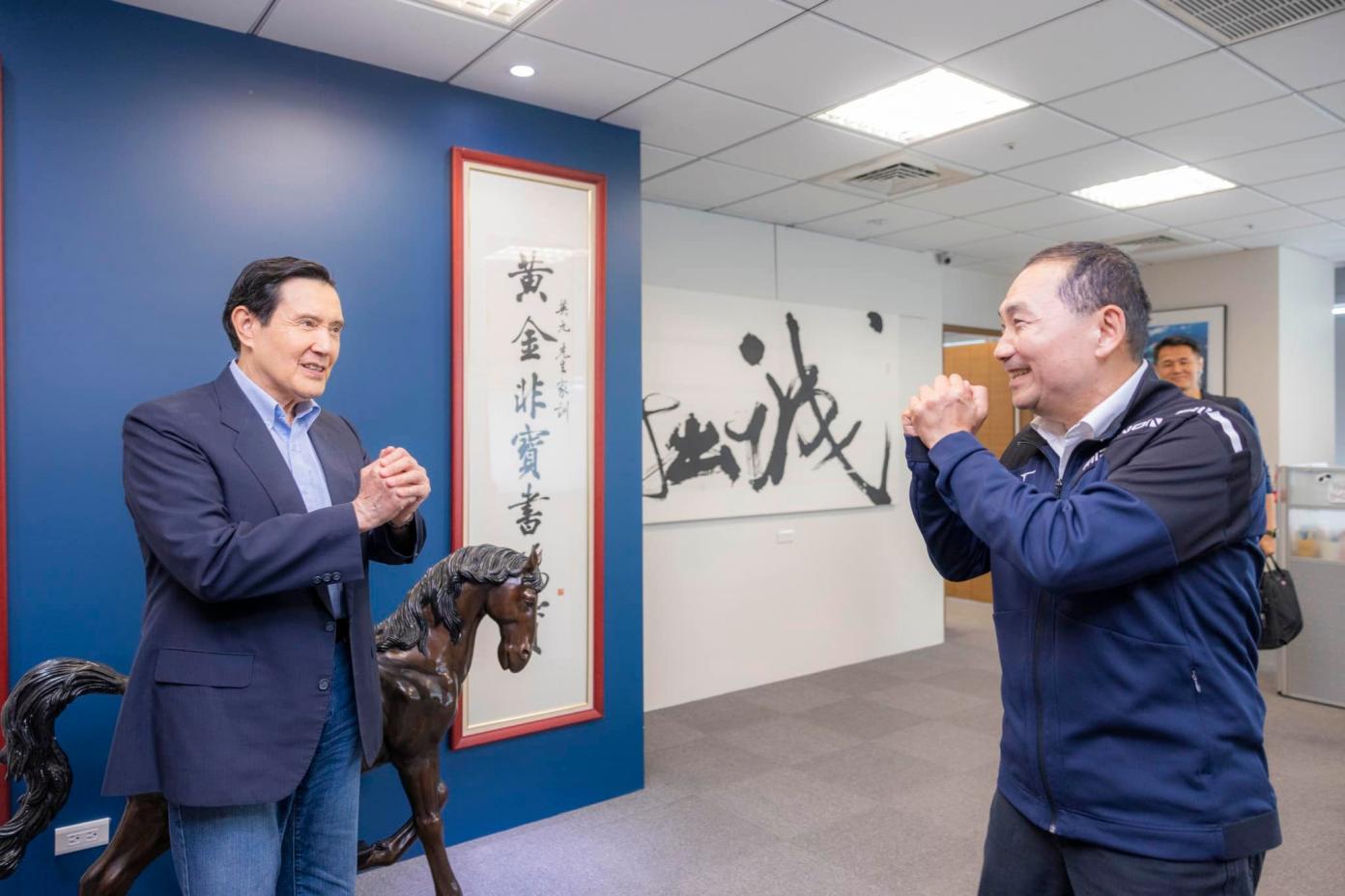 參選總統的新北市長侯友宜(右)向前總統馬英九(左)請益。翻攝侯友宜臉書