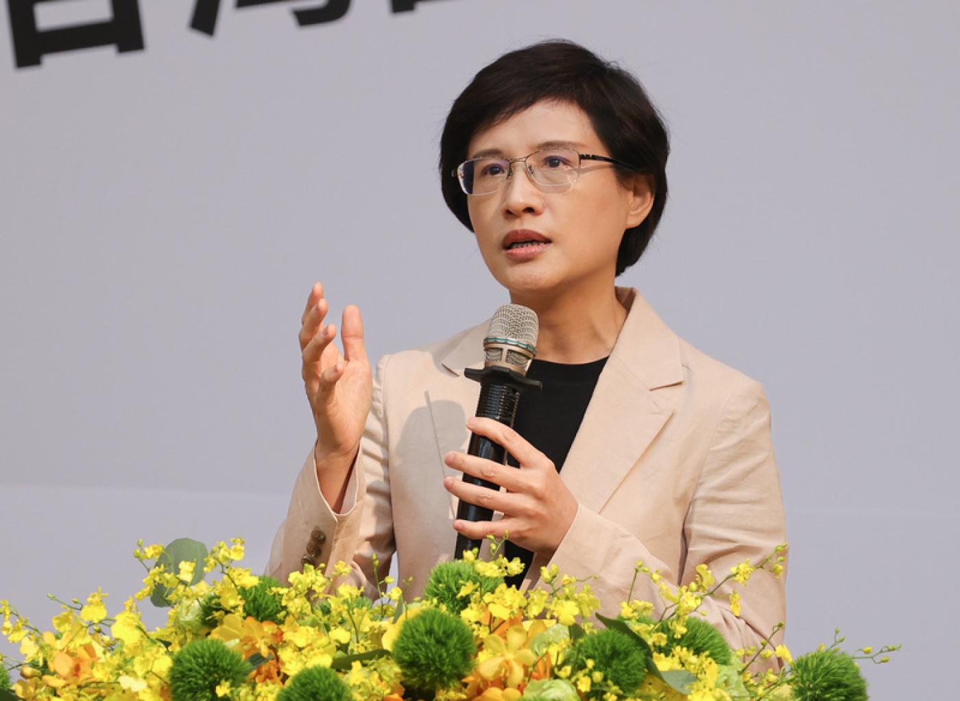青平台基金會27日在台北舉辦「永續民主．世界台 灣」系列論壇開幕式及第一場次論壇，青平台董事長鄭麗君（圖）出席致詞。 中央社