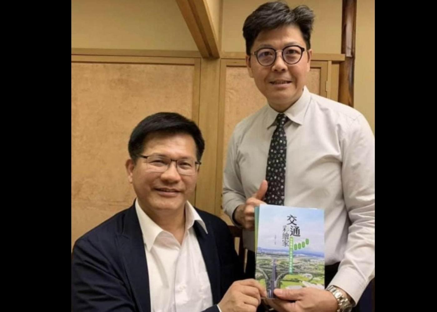  陳琬惠指林佳龍曾於2020年7月與im.B詐騙案主嫌曾國緯（原名曾耀鋒）把酒言歡，還題字贈書給對方。翻攝陳琬惠臉書