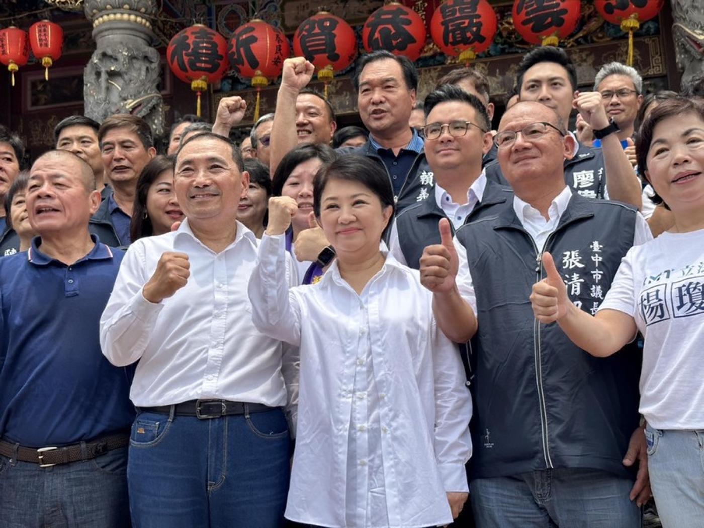 將代表國民黨參選總統的新北市長侯友宜(前排左2)今到台中跑行程，台中市長盧秀燕(前排左3)陪同。中央社