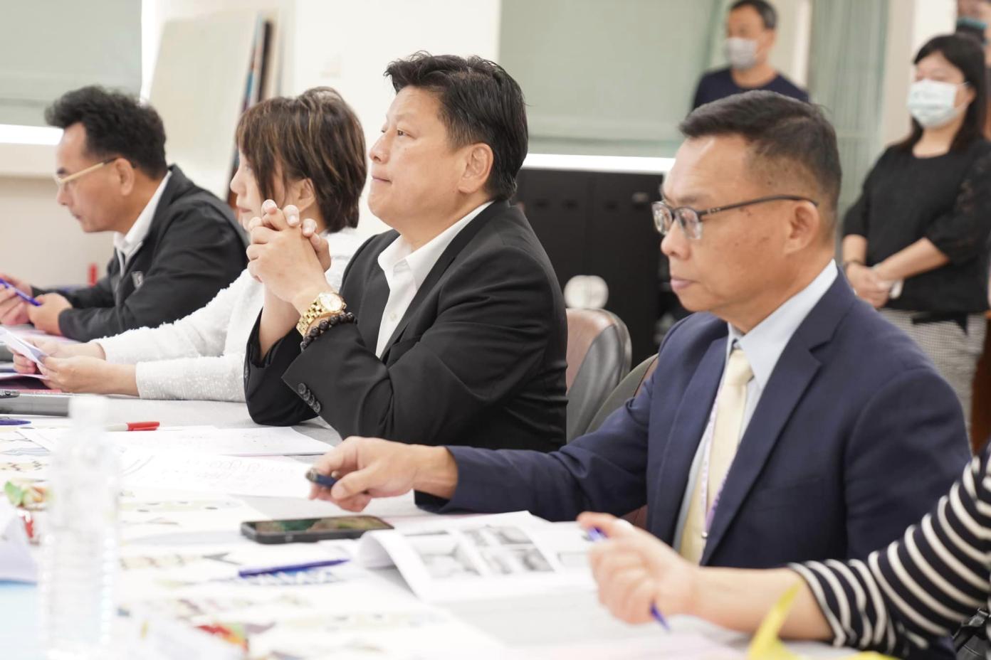 鏡文學總經理董成瑜3日在臉書自揭被國民黨前縣長性騷擾的經驗，晚間再發聲明指就是傅崐萁（中）。翻攝傅崐萁臉書
