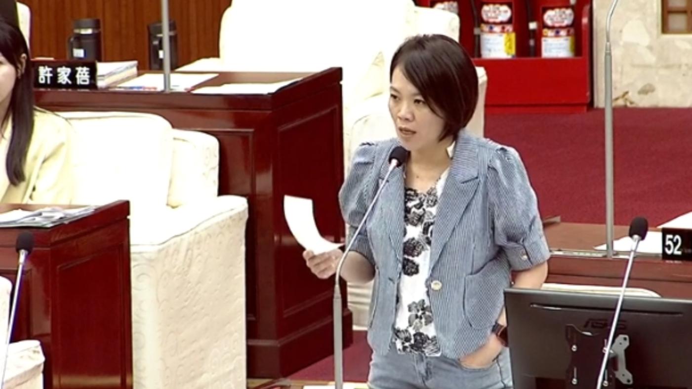 民進黨北市議員簡舒培7日質詢時指出，目前傳出的北農董事長、總經理人選都不適任，都不該被列為官派董事名單。翻攝議會直播