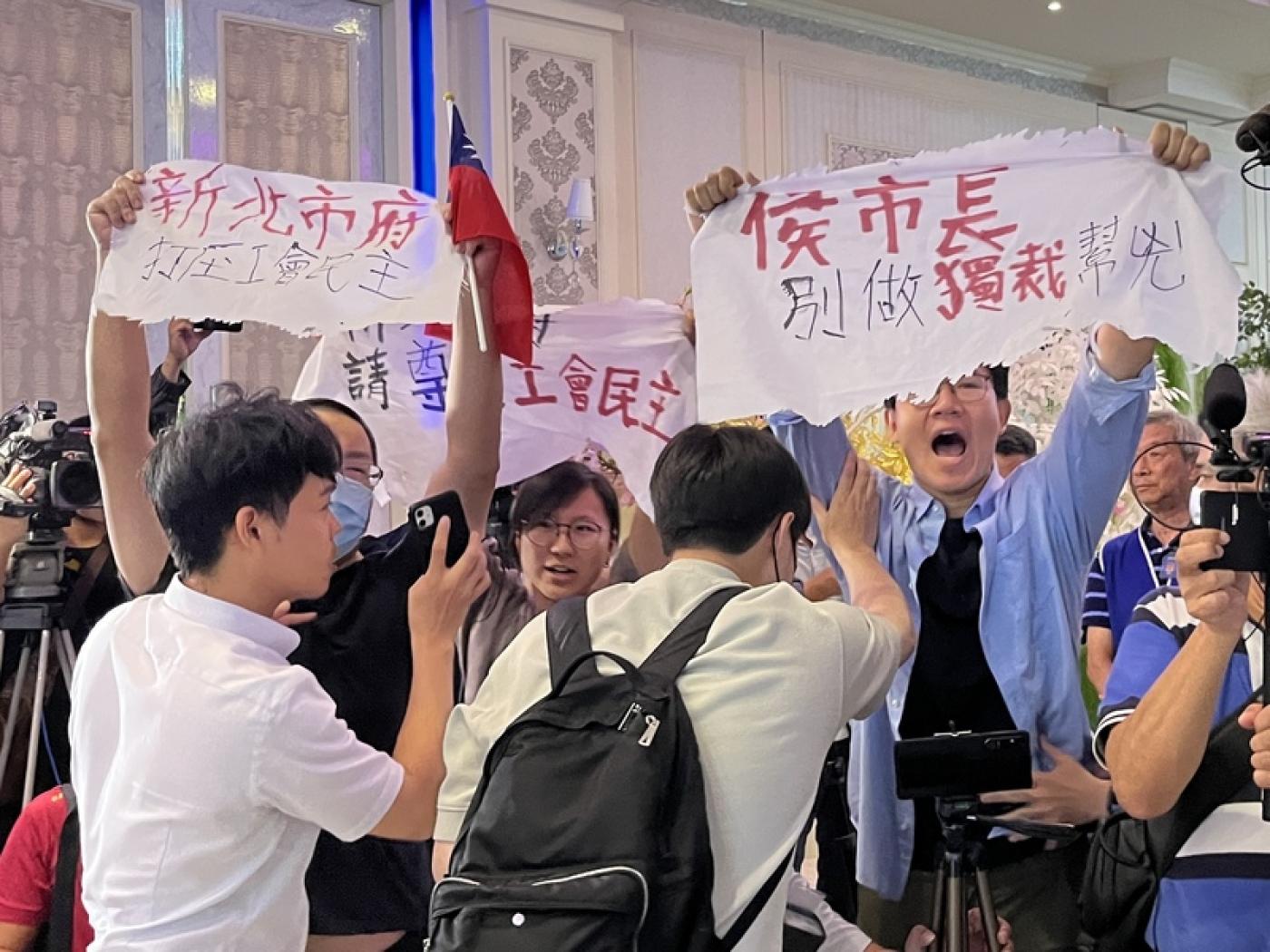新北市長侯友宜16日到桃園出席活動，會場中有民眾舉白布條抗議，現場一片混亂。中央社