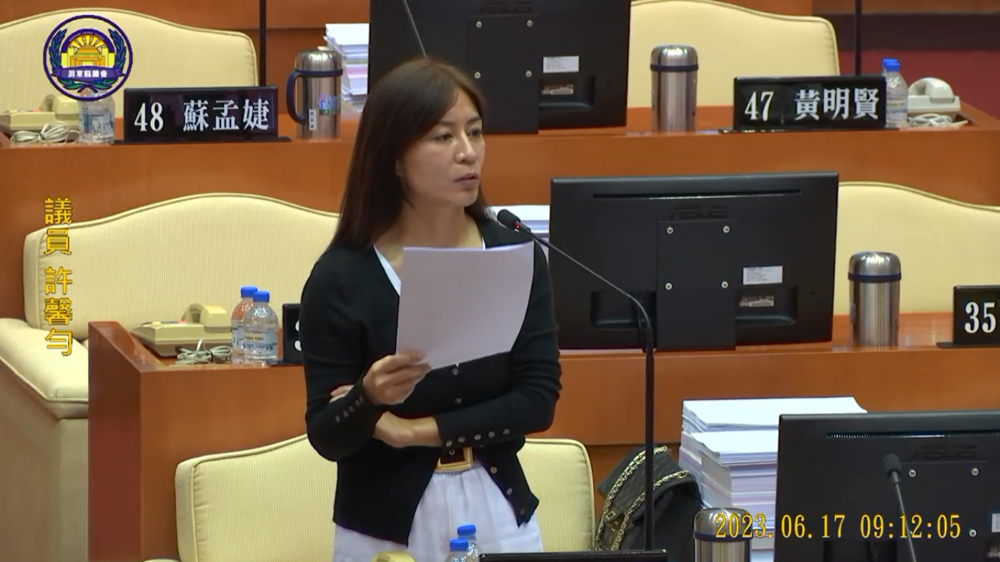 屏東縣議員許馨勻質詢時曝自己遭性騷擾，向警方報案卻沒下文。翻攝屏東縣議會直播畫面