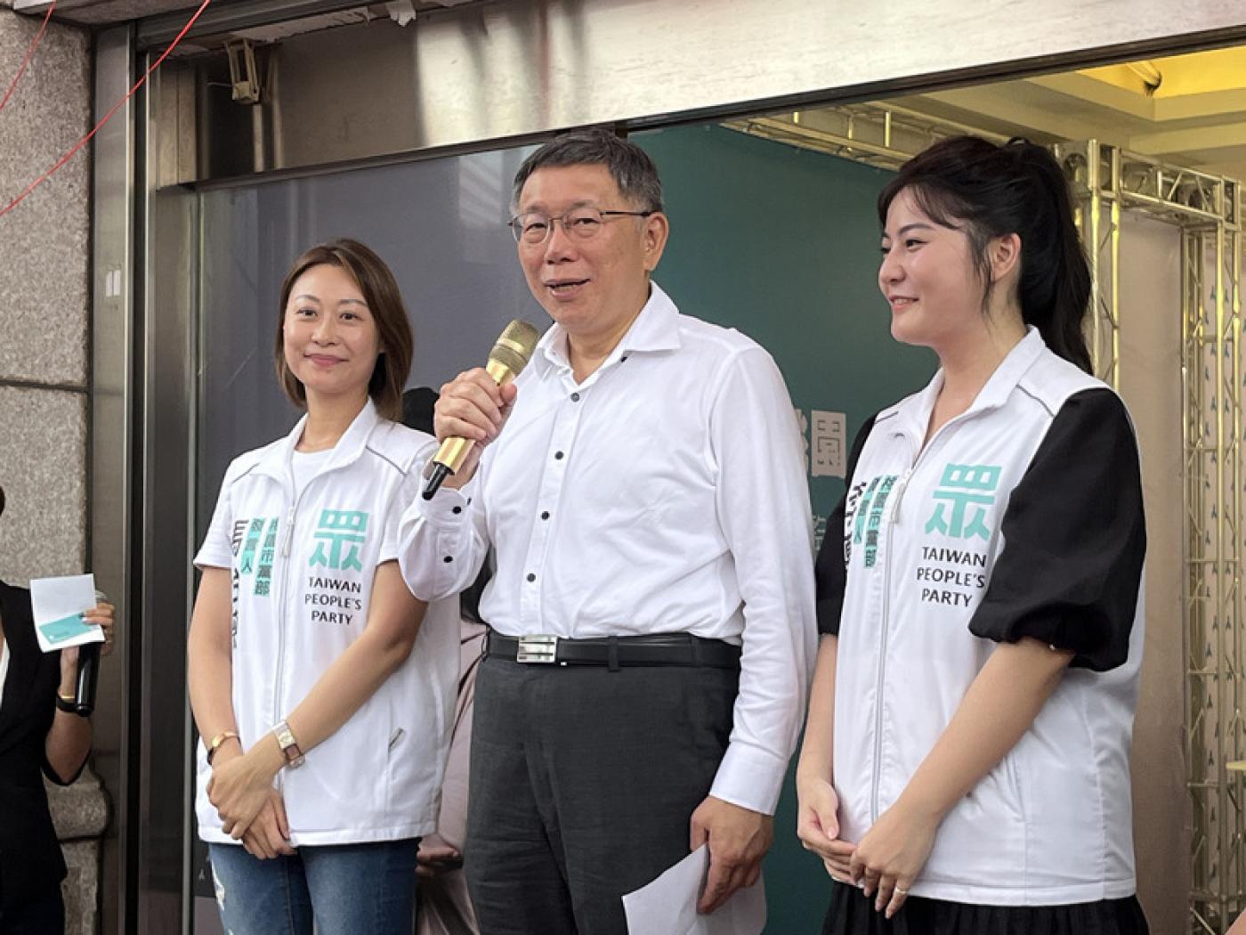 柯文哲（中）17日表示，桃園市立委選舉原則上蘆竹區將提名馬治薇（左）、八德提名李慕妍（右）參選。中央社