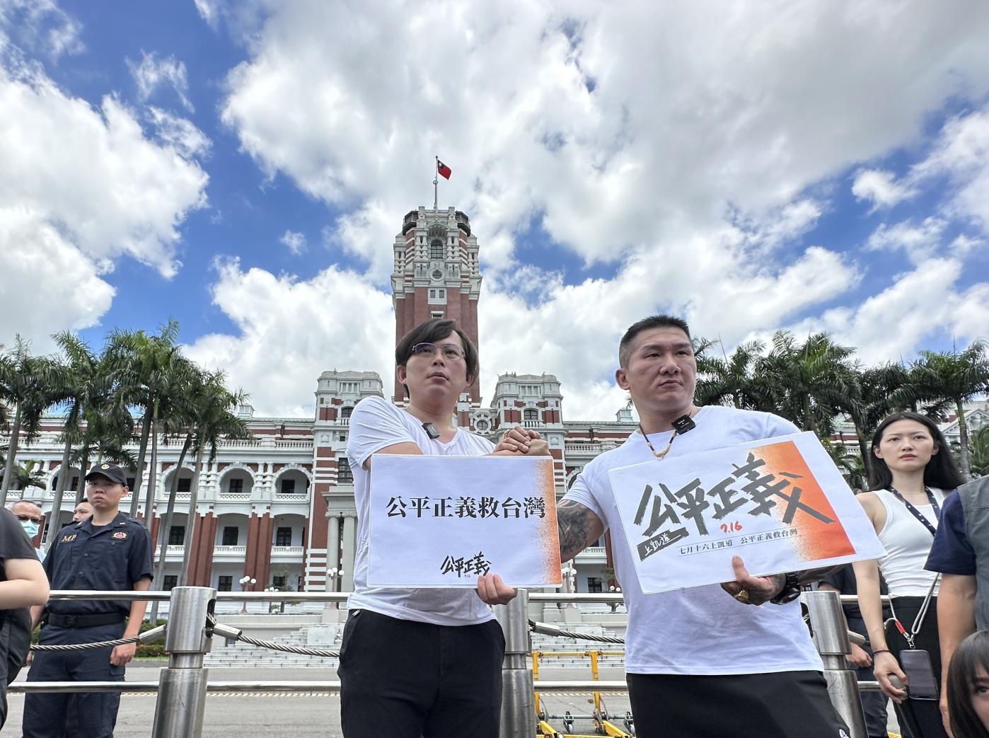 黃國昌與陳之漢26日上午前往總統府，遞交716遊行邀請函。 林啟弘攝