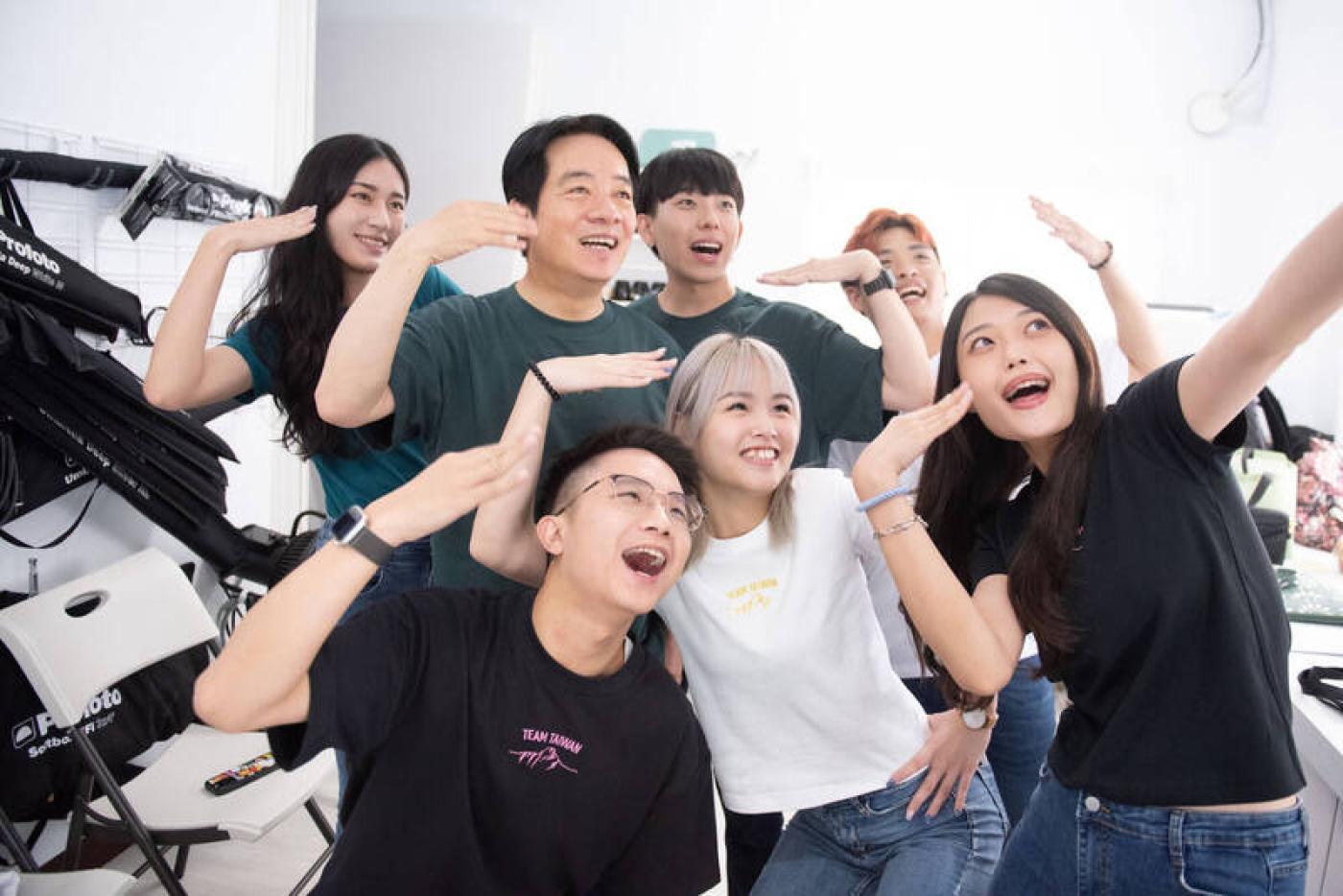  年輕人自創「ㄌㄨㄚˋ」（熱，賴台語諧音）手勢，成為賴清德新的招牌動作。賴清德競選辦公室提供