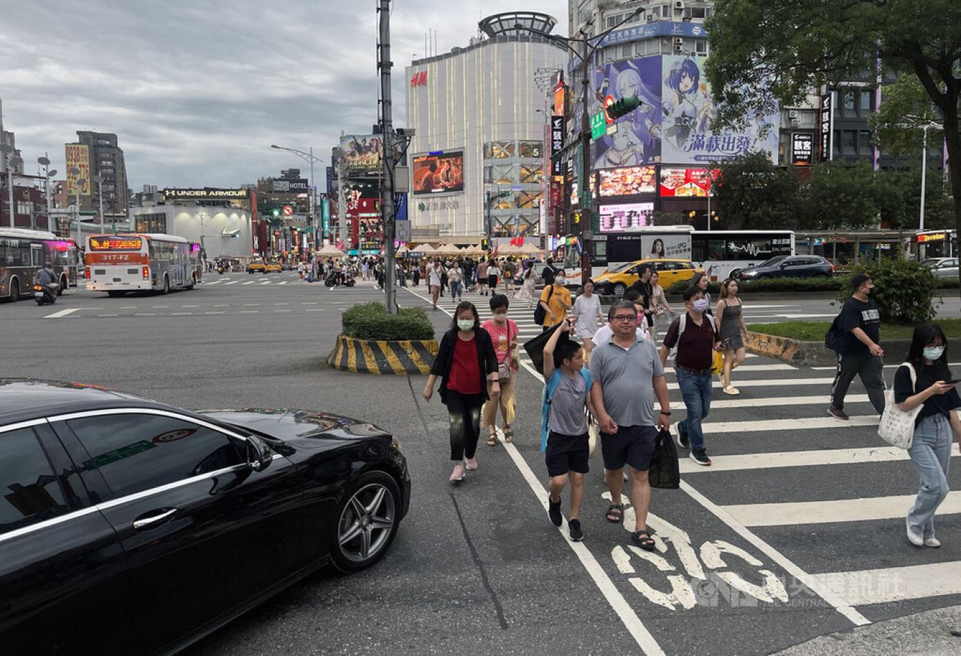 交通部26日與警政署等相關單位開會討論後決議，執法標準回歸現行車輛與行人間隔3公尺須停讓的標準。中央社