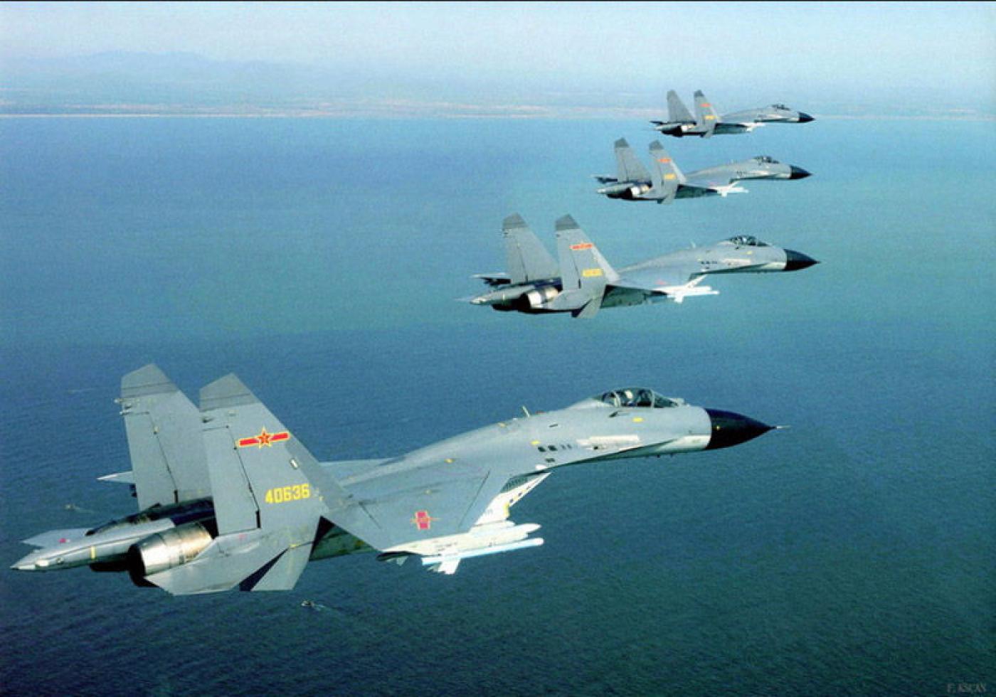 共軍今晨對台執行戰備警巡，並逾越海峽中線擾台。圖為殲-11戰機資料照片
