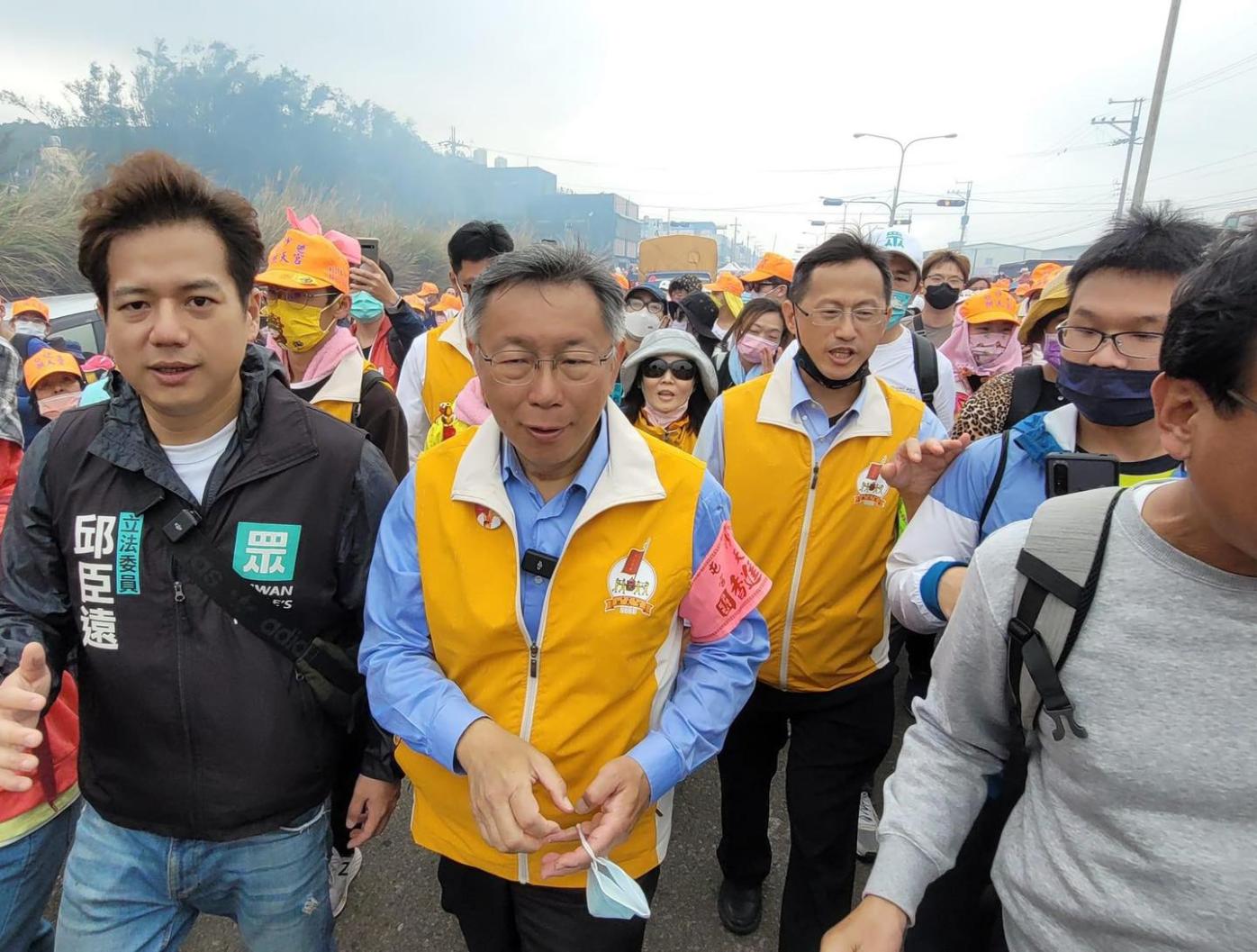 傳出鴻海創辦人郭台銘陣營在民眾黨主席柯文哲(左2)參加白沙屯進香期間有意製造兩人合體形象，但遭柯婉拒。翻攝邱臣遠臉書