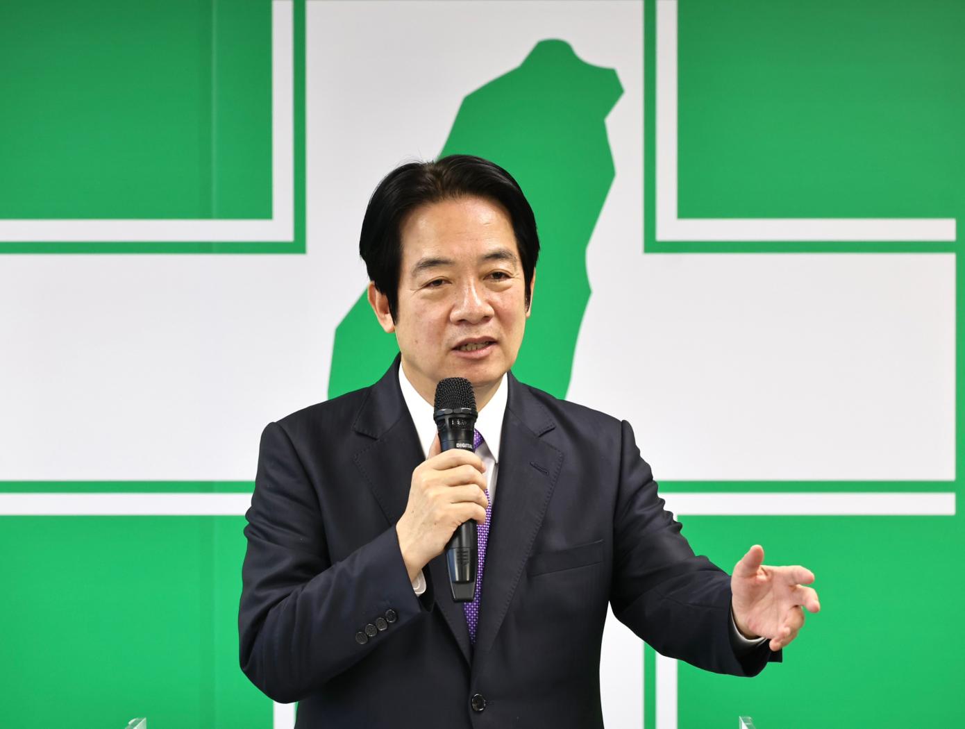 遭在野黨批「落跑王」，民進黨主席賴清德今在中常會中特別澄清強調，每一職務都符合二分之一條款。資料照片