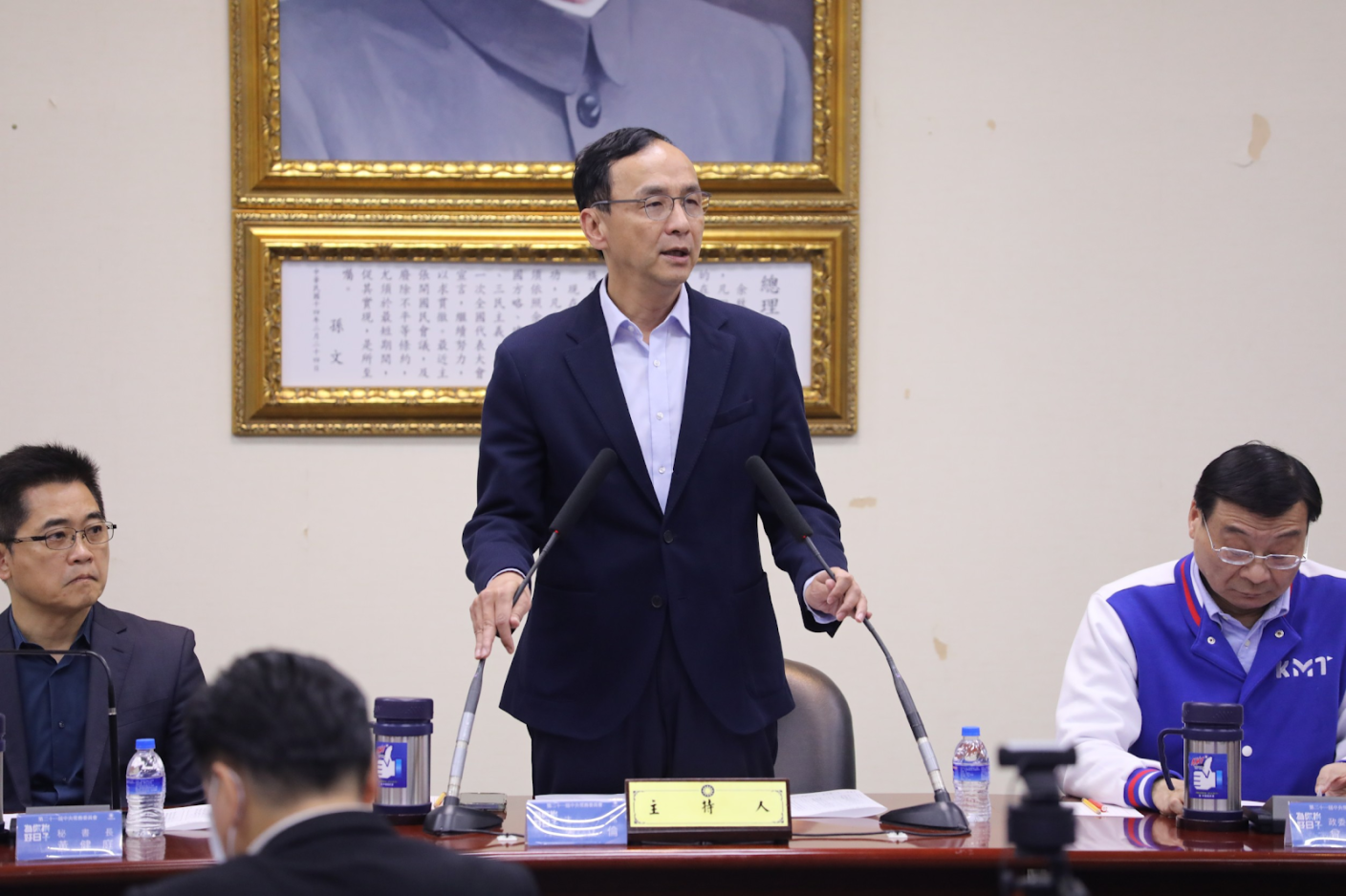 國民黨公布中央選戰策略會報成員名單，因包含台南市前議長李全教等人而引發討論，圖為黨主席朱立倫主持中常會。翻攝國民黨臉書直播頁面